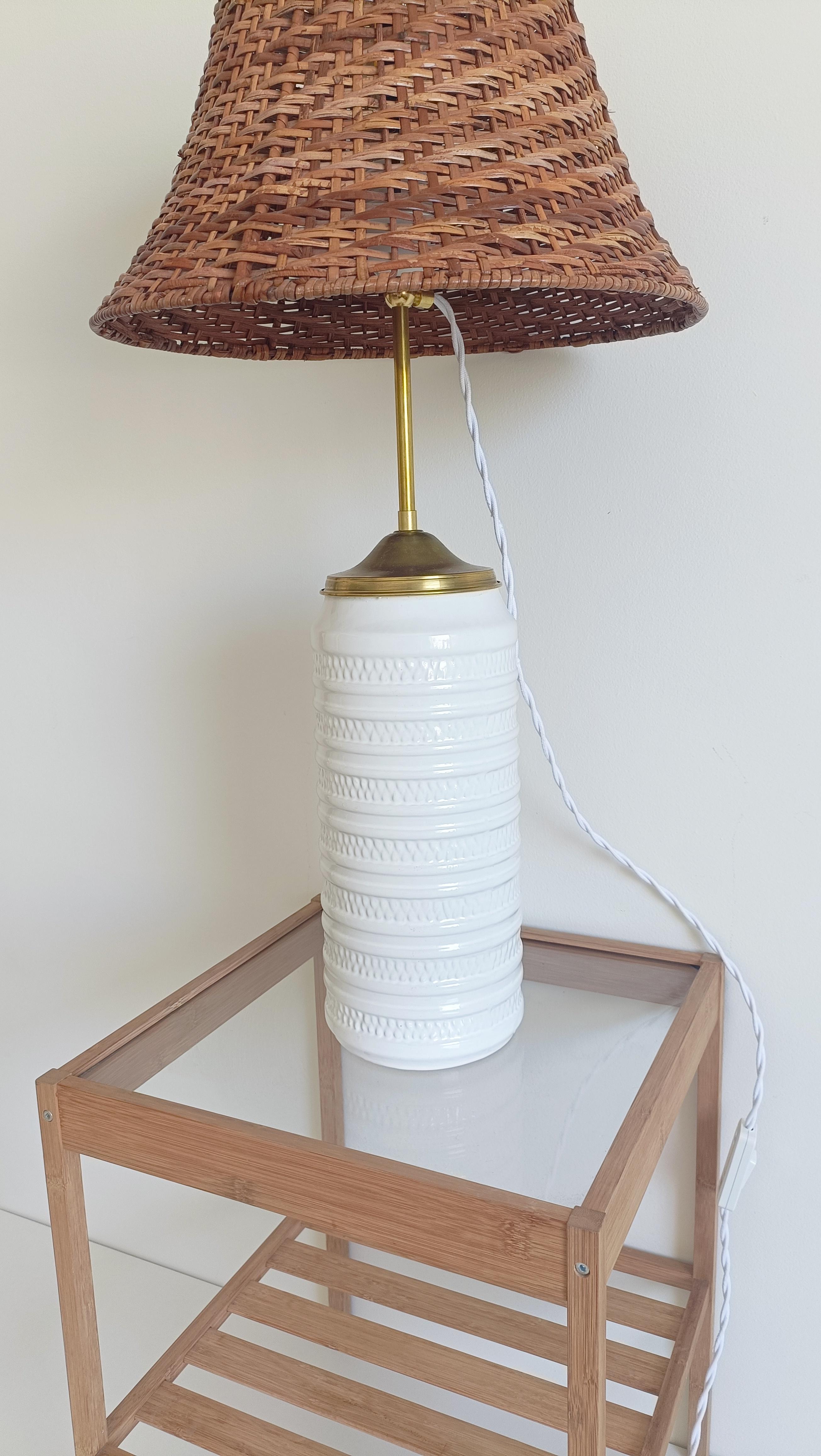Mid-Century-Tischlampe aus weißer Keramik, Messing und Korbweide im Marbella-Stil, 1960er Jahre im Angebot 7