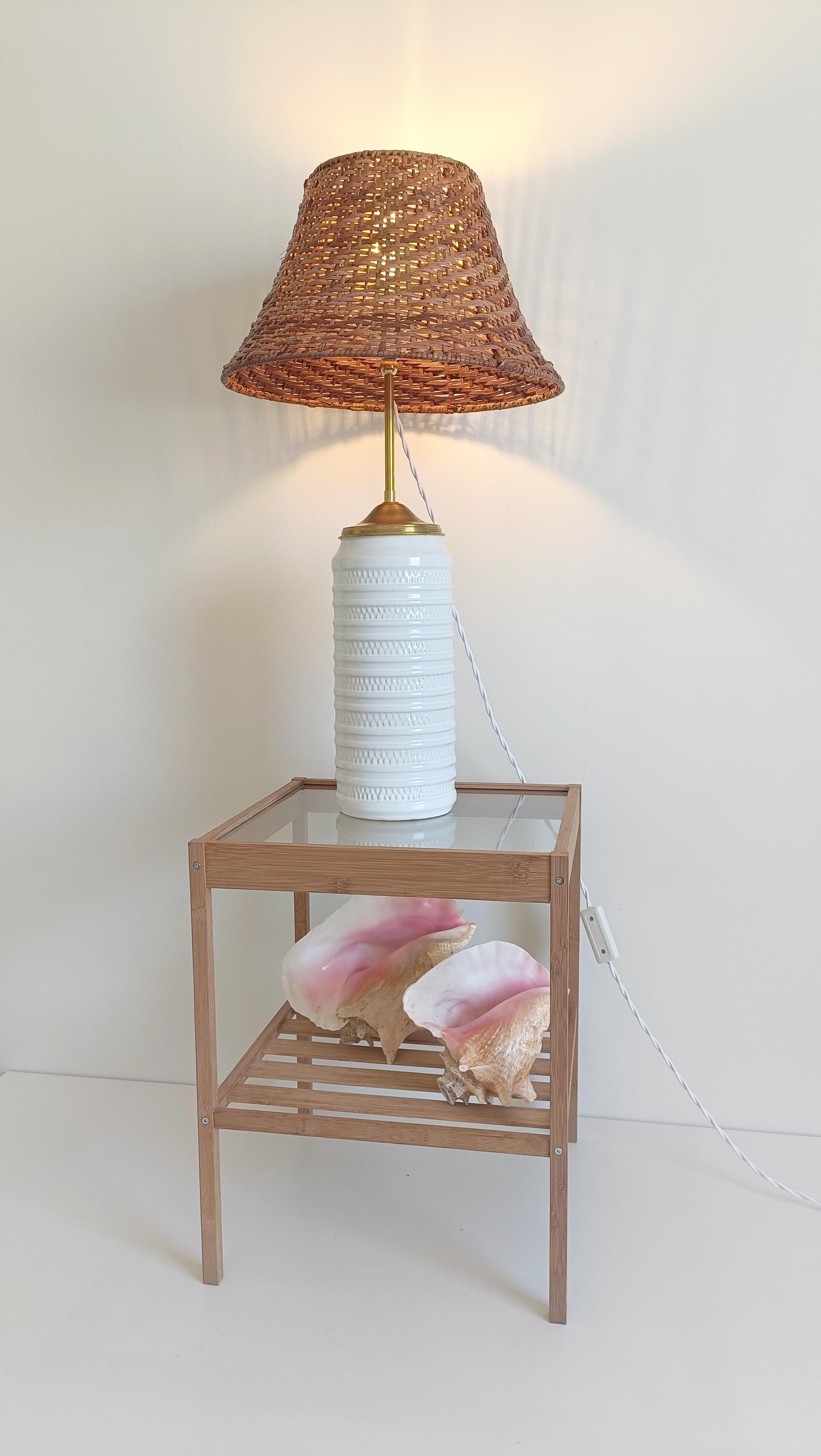 Mid-Century-Tischlampe aus weißer Keramik, Messing und Korbweide im Marbella-Stil, 1960er Jahre im Angebot 8