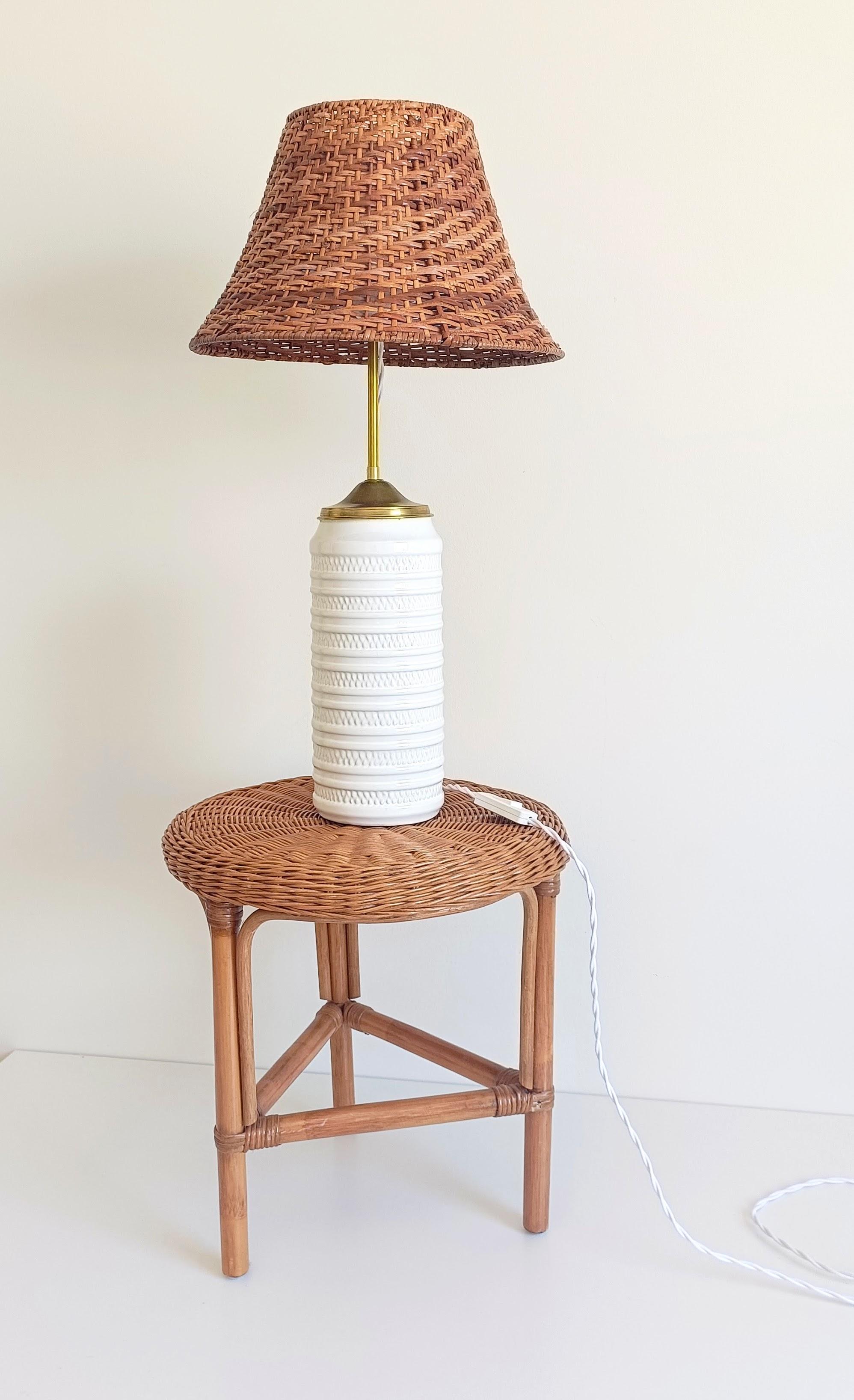 Mid-Century-Tischlampe aus weißer Keramik, Messing und Korbweide im Marbella-Stil, 1960er Jahre (Moderne der Mitte des Jahrhunderts) im Angebot