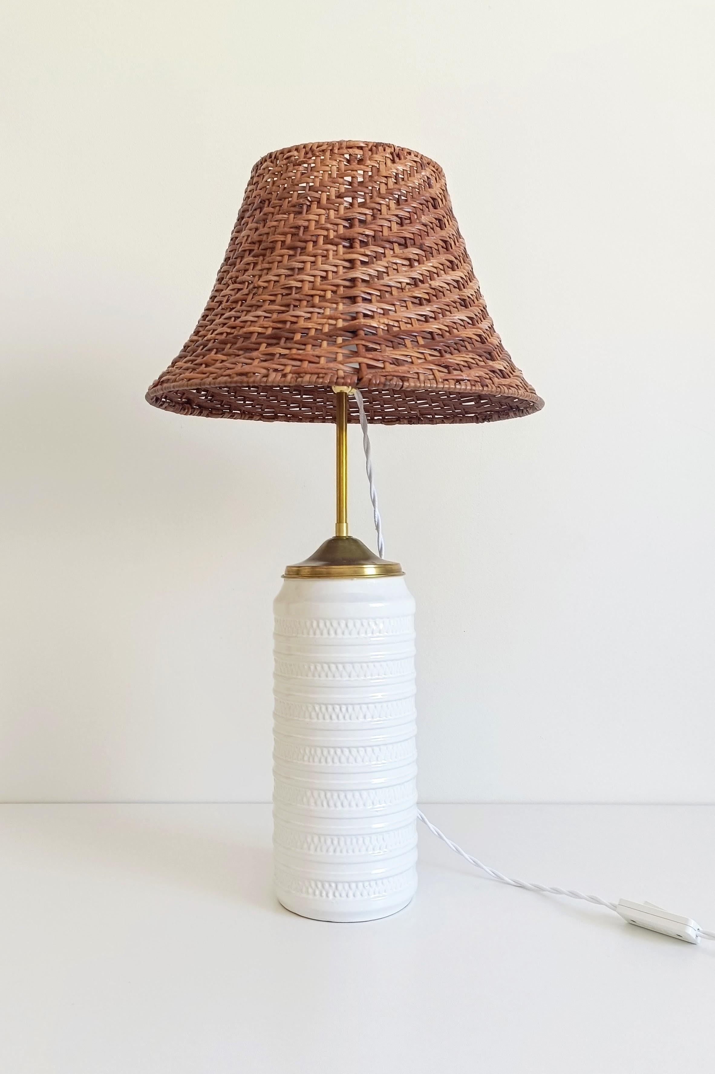 Mid-Century-Tischlampe aus weißer Keramik, Messing und Korbweide im Marbella-Stil, 1960er Jahre (Spanisch) im Angebot