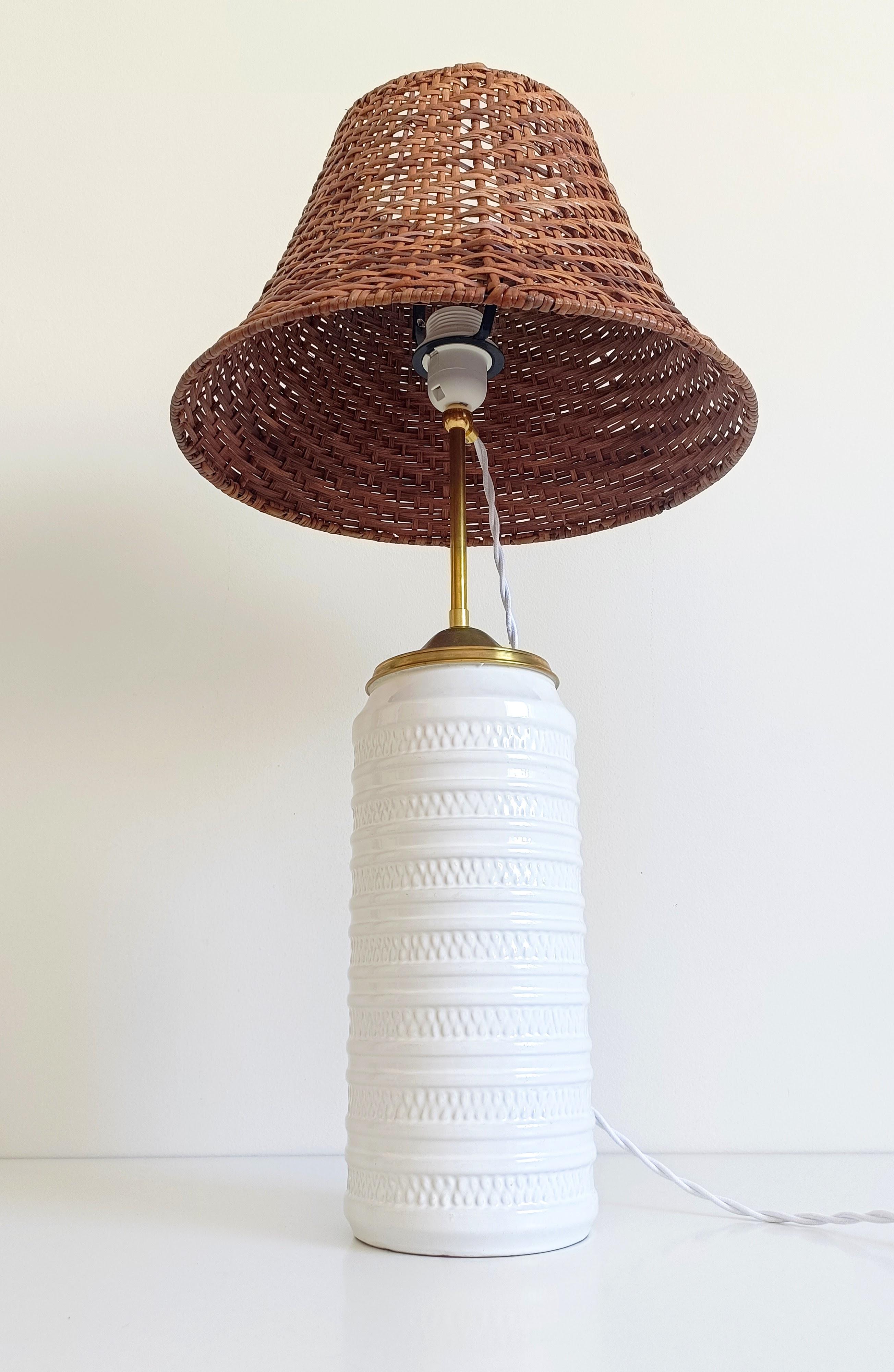 Mid-Century-Tischlampe aus weißer Keramik, Messing und Korbweide im Marbella-Stil, 1960er Jahre (Handgefertigt) im Angebot