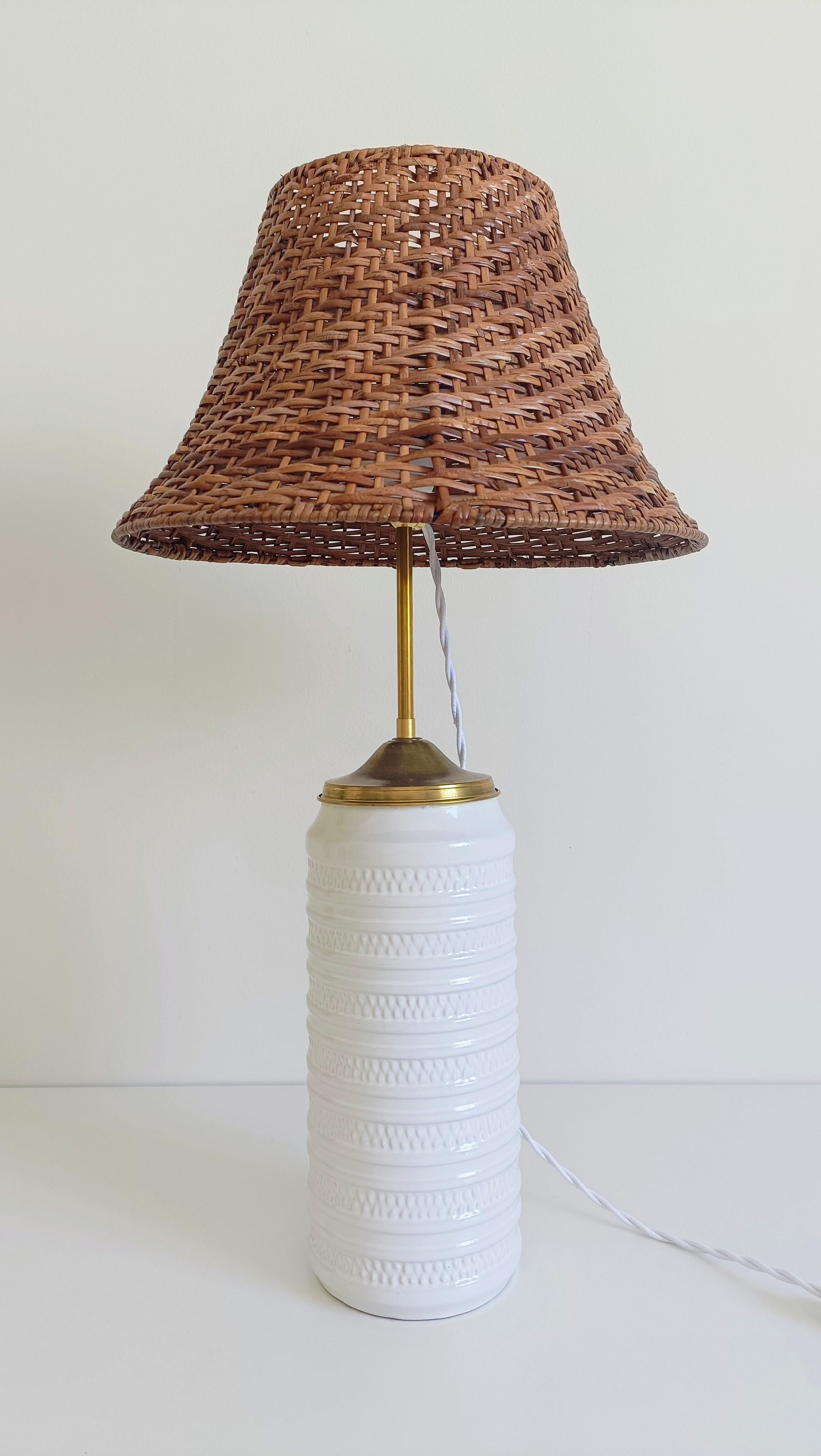 Mid-Century-Tischlampe aus weißer Keramik, Messing und Korbweide im Marbella-Stil, 1960er Jahre im Zustand „Hervorragend“ im Angebot in Valencia, VC
