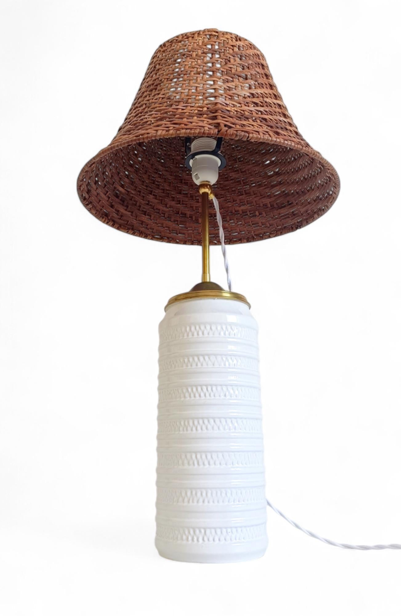 Spanish Midcentury Marbella Style White Ceramic, Brass, and Wicker Table Lamp, 1960s For Sale