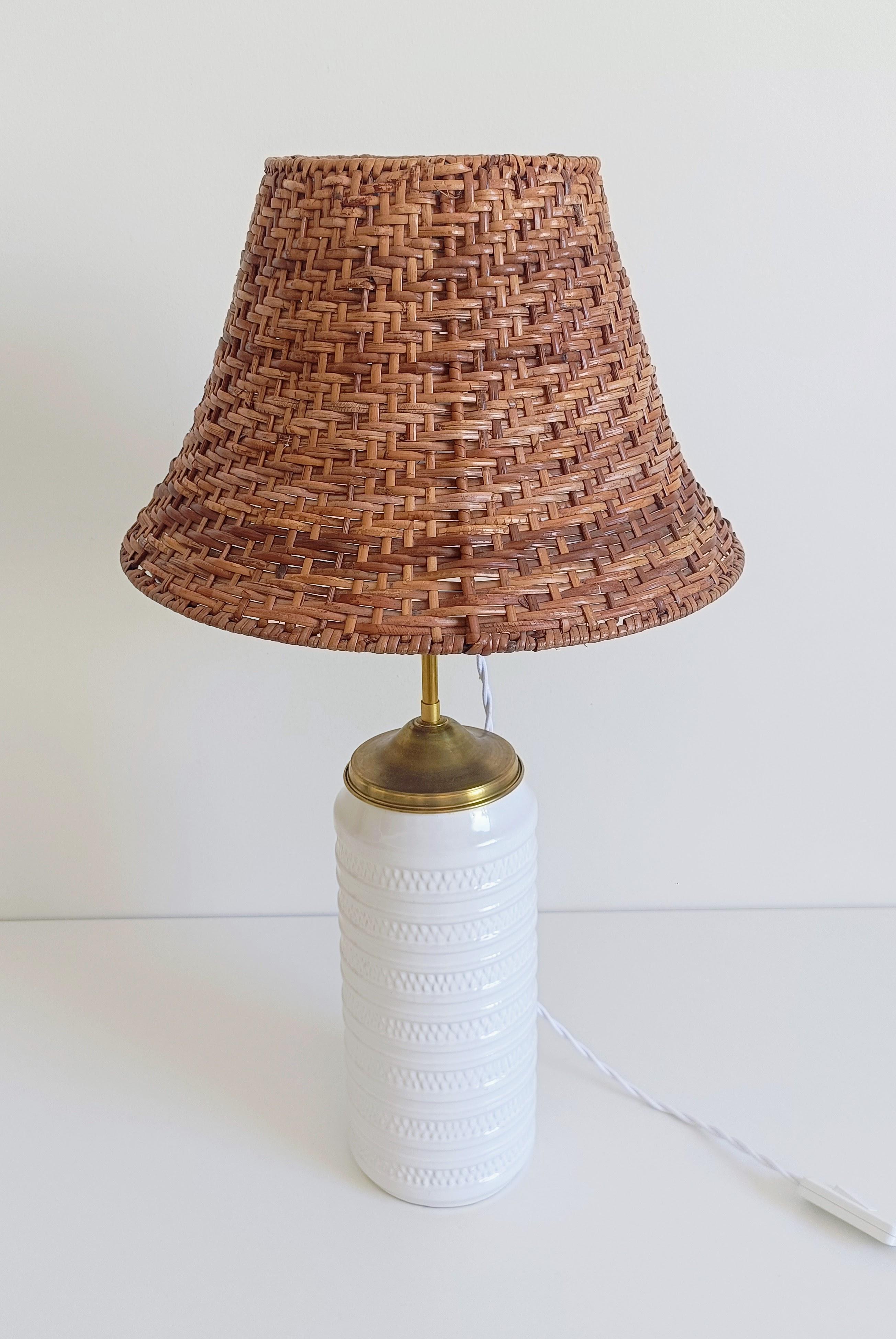Mid-Century-Tischlampe aus weißer Keramik, Messing und Korbweide im Marbella-Stil, 1960er Jahre (Mitte des 20. Jahrhunderts) im Angebot