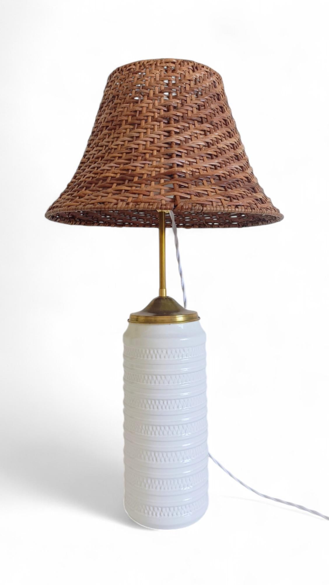 Midcentury Marbella Style White Ceramic, Brass, and Wicker Table Lamp, 1960s In Excellent Condition For Sale In Valencia, VC