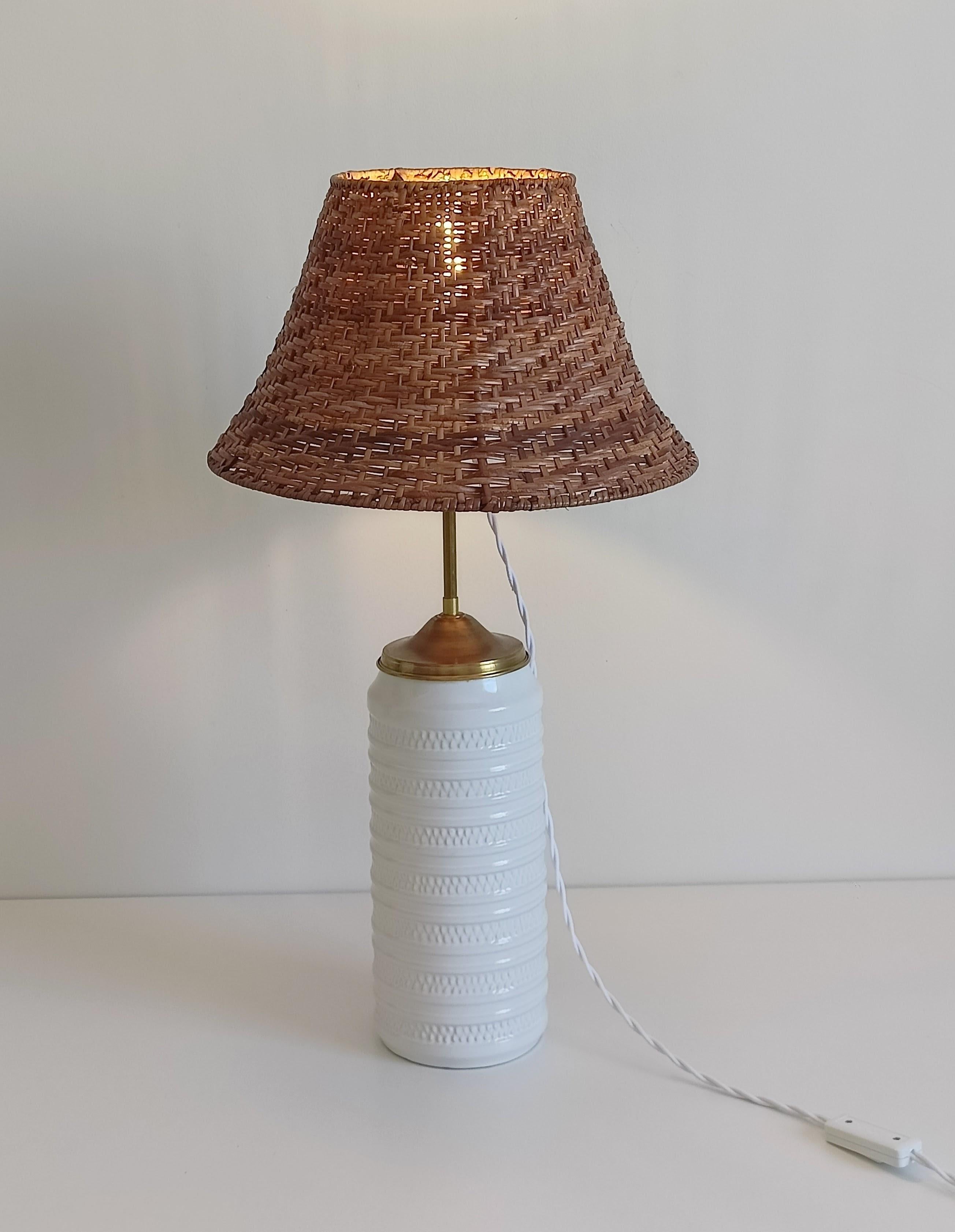 Mid-Century-Tischlampe aus weißer Keramik, Messing und Korbweide im Marbella-Stil, 1960er Jahre im Angebot 1