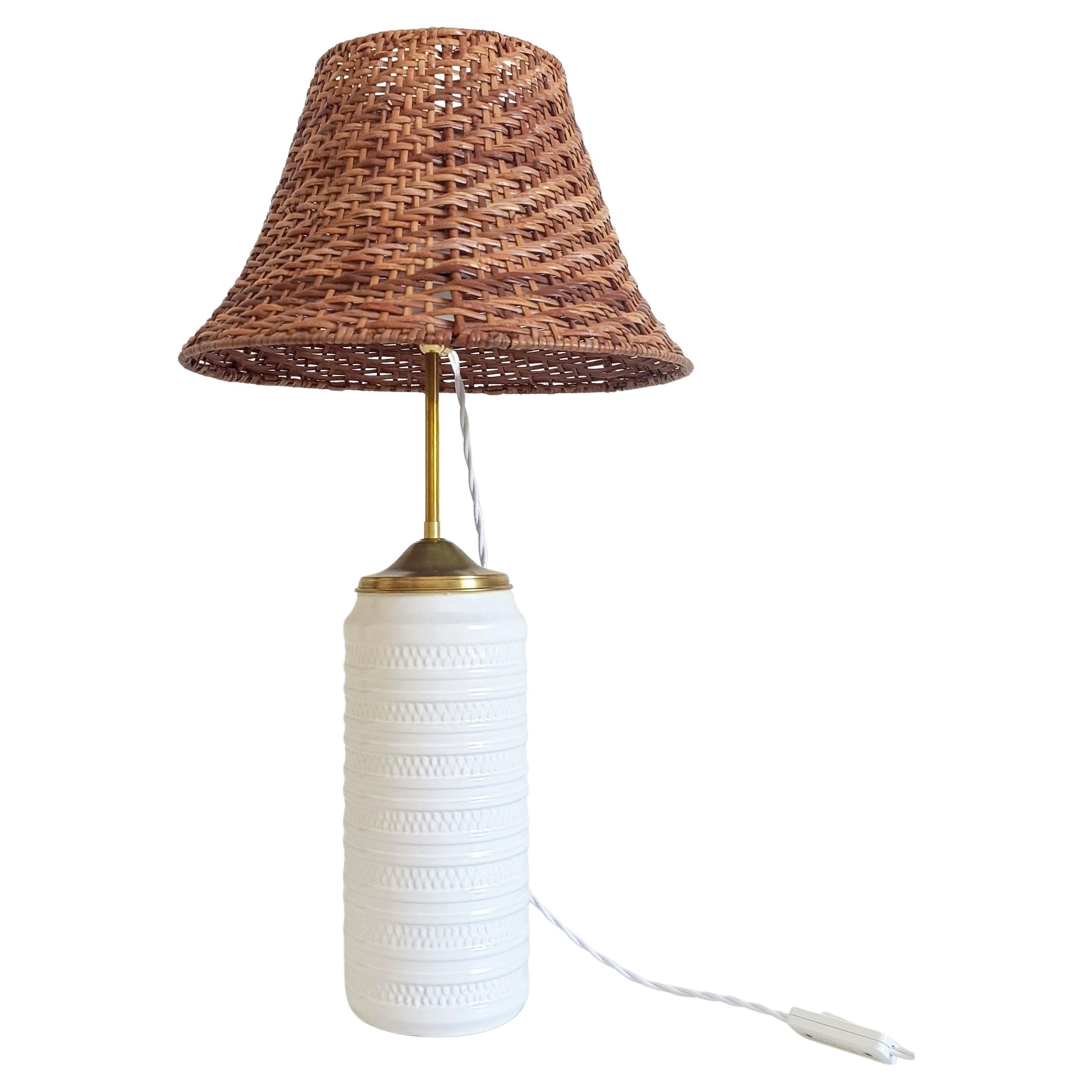 Mid-Century-Tischlampe aus weißer Keramik, Messing und Korbweide im Marbella-Stil, 1960er Jahre im Angebot