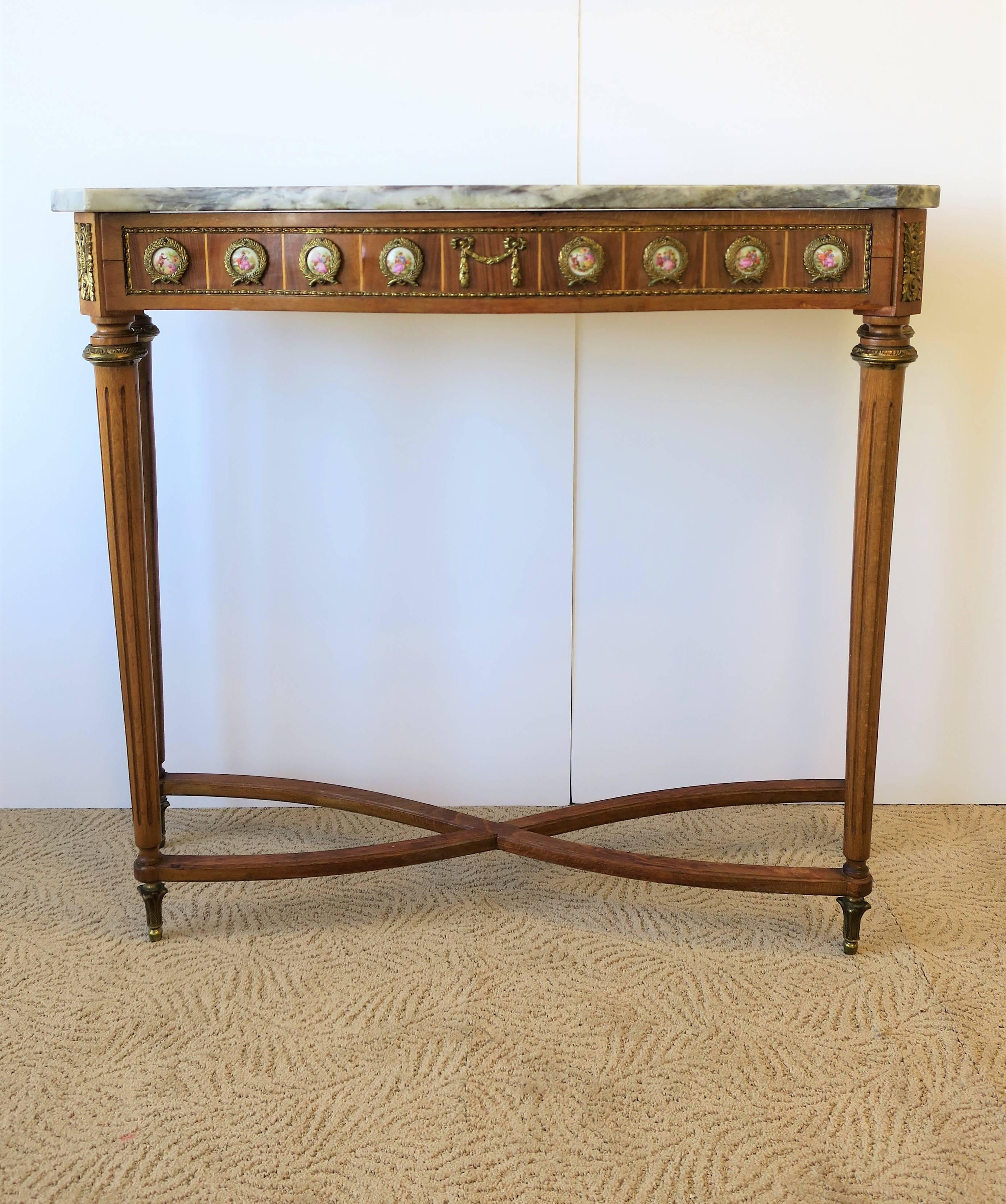 Regency Console ou table de foyer en bois de marbre et laiton en vente
