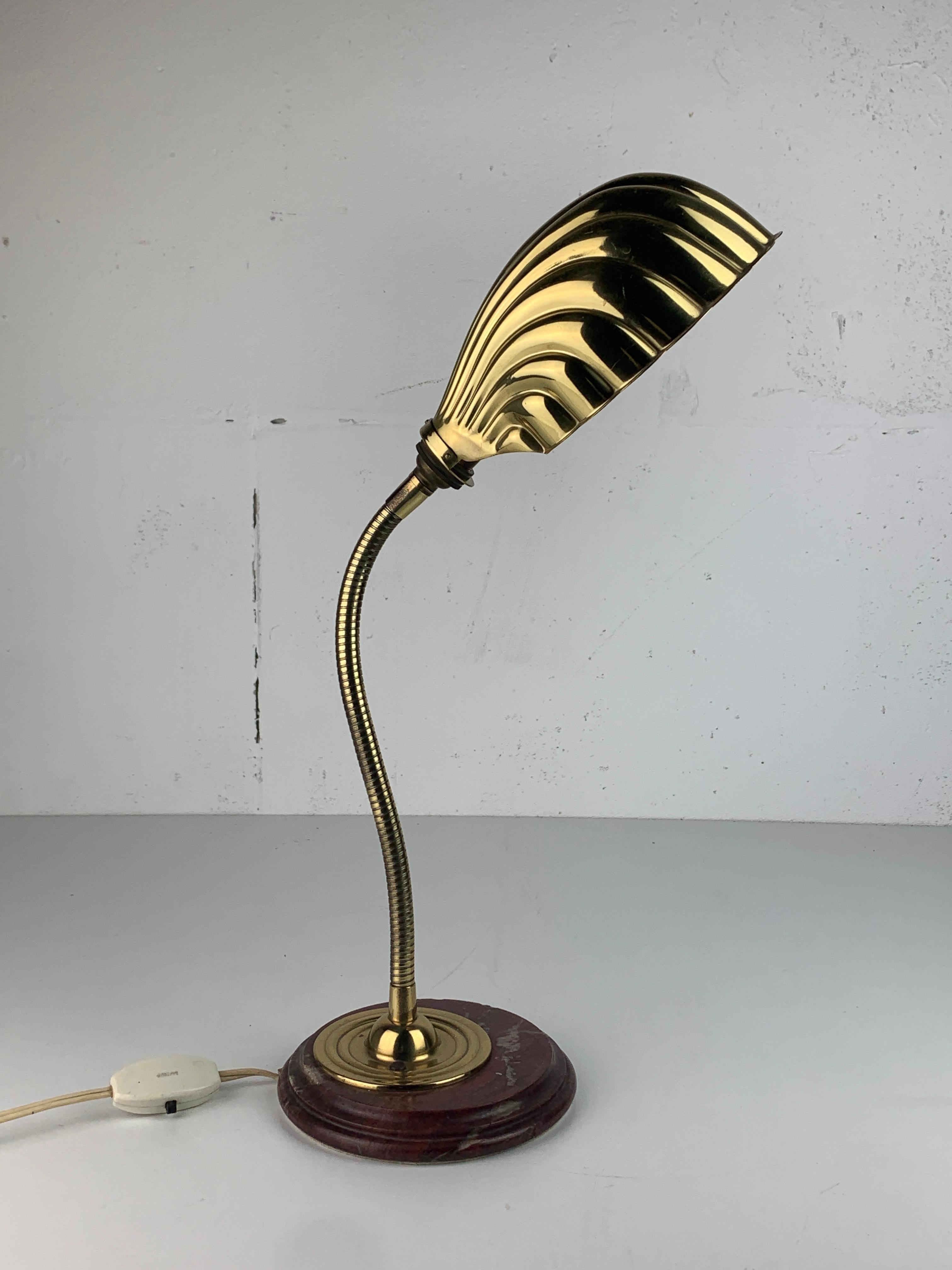 Midcentury marble and brass gooseneck clam shell desk lamp en venta 3