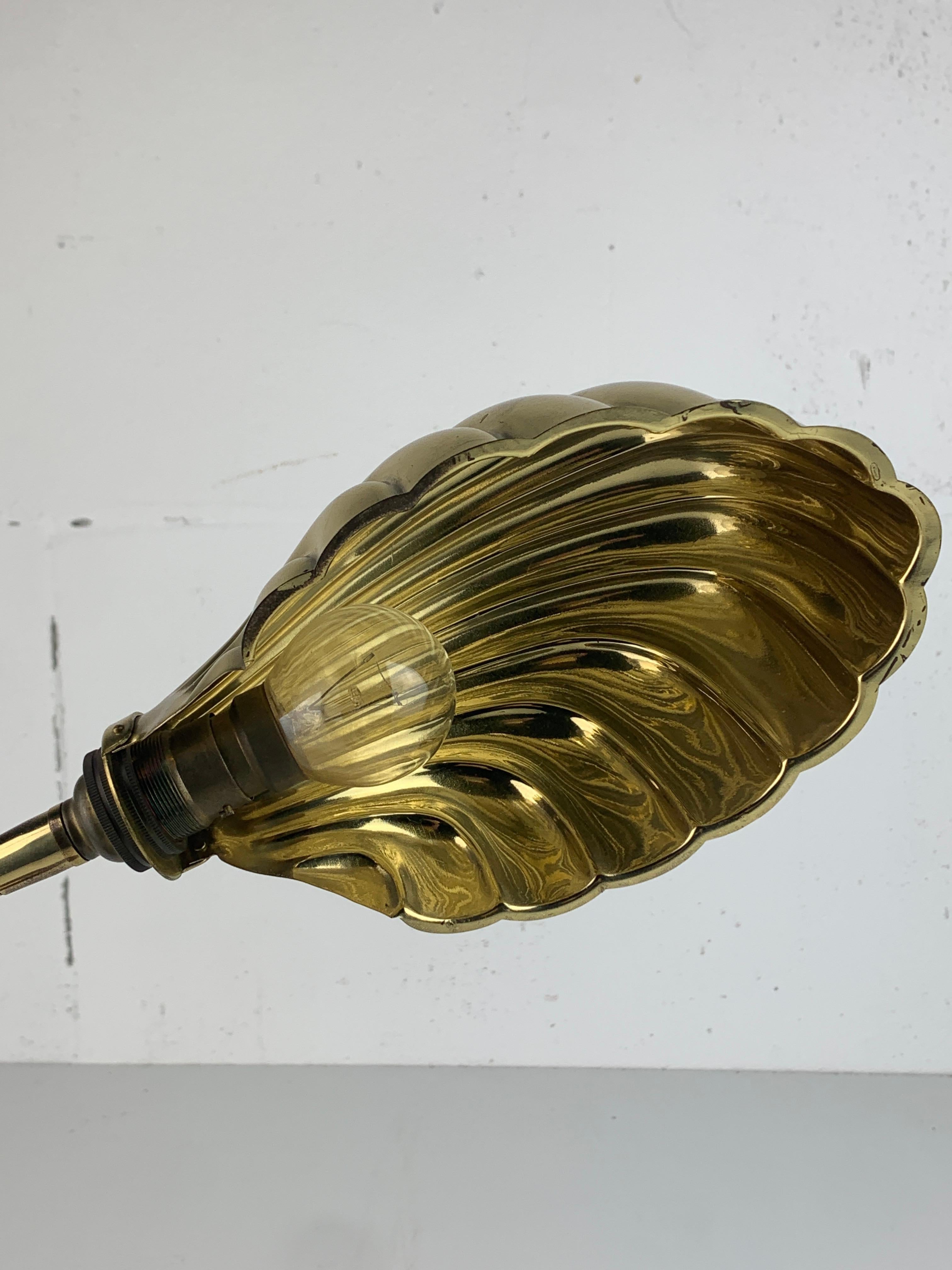 Midcentury marble and brass gooseneck clam shell desk lamp en venta 4