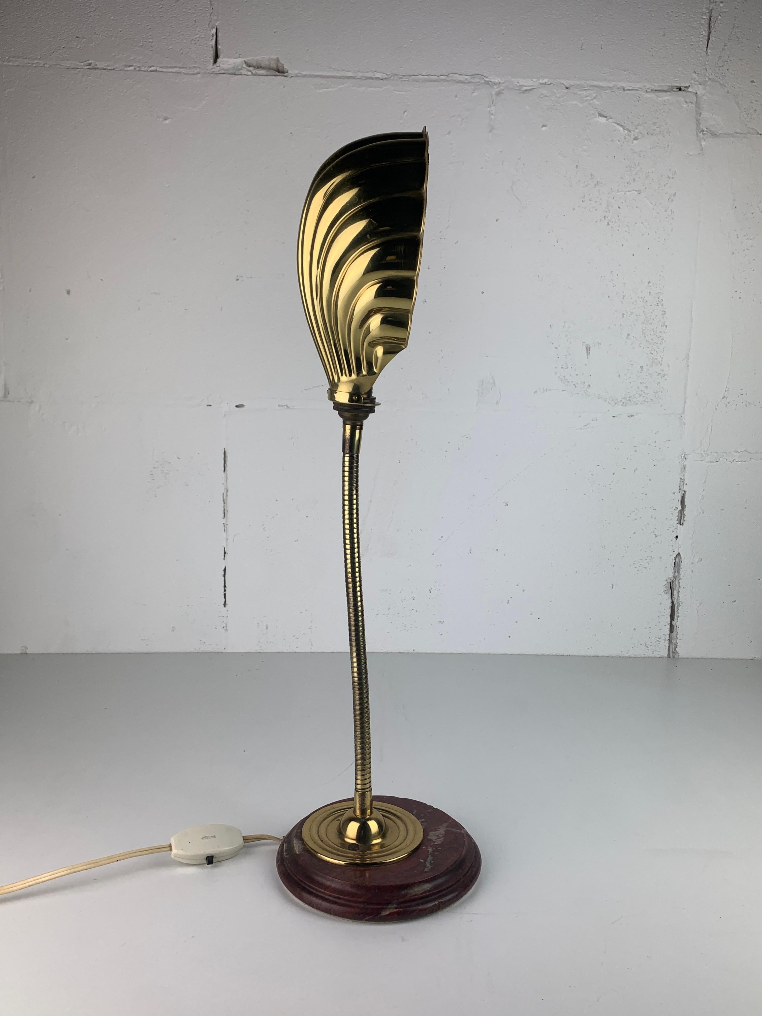 Midcentury marble and brass gooseneck clam shell desk lamp en venta 6