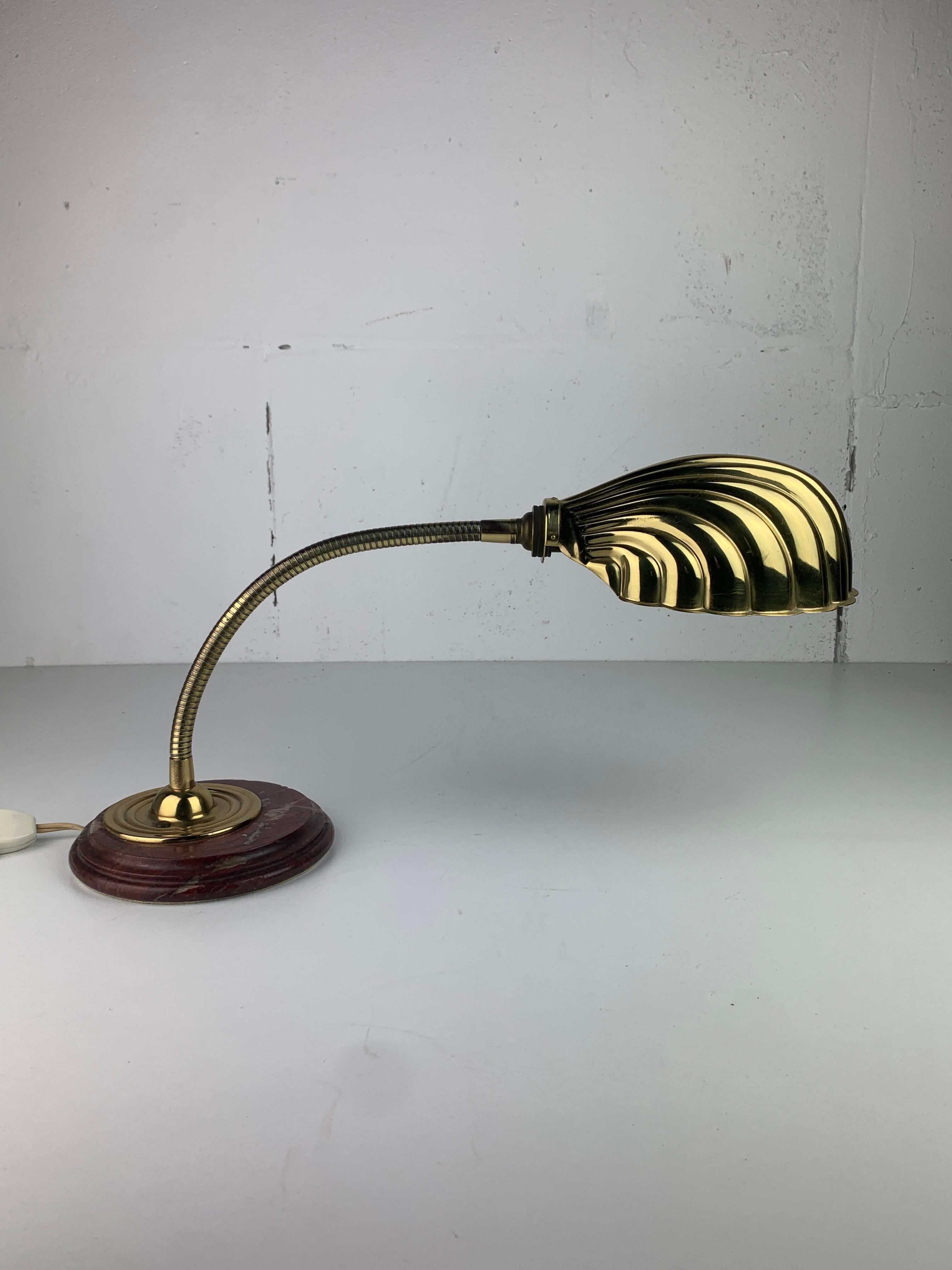 Midcentury marble and brass gooseneck clam shell desk lamp en venta 7