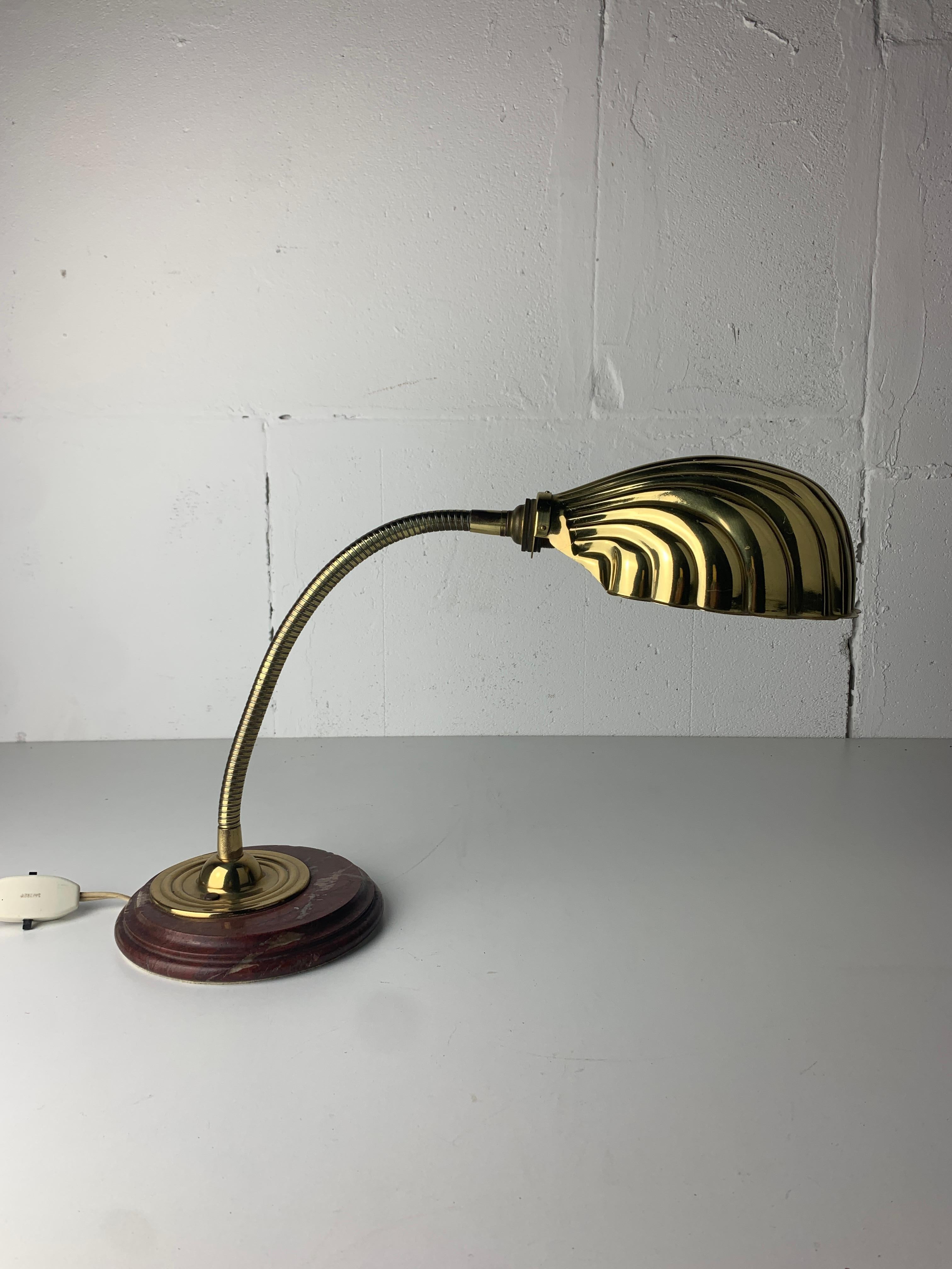 Midcentury marble and brass gooseneck clam shell desk lamp Moderno de mediados de siglo en venta