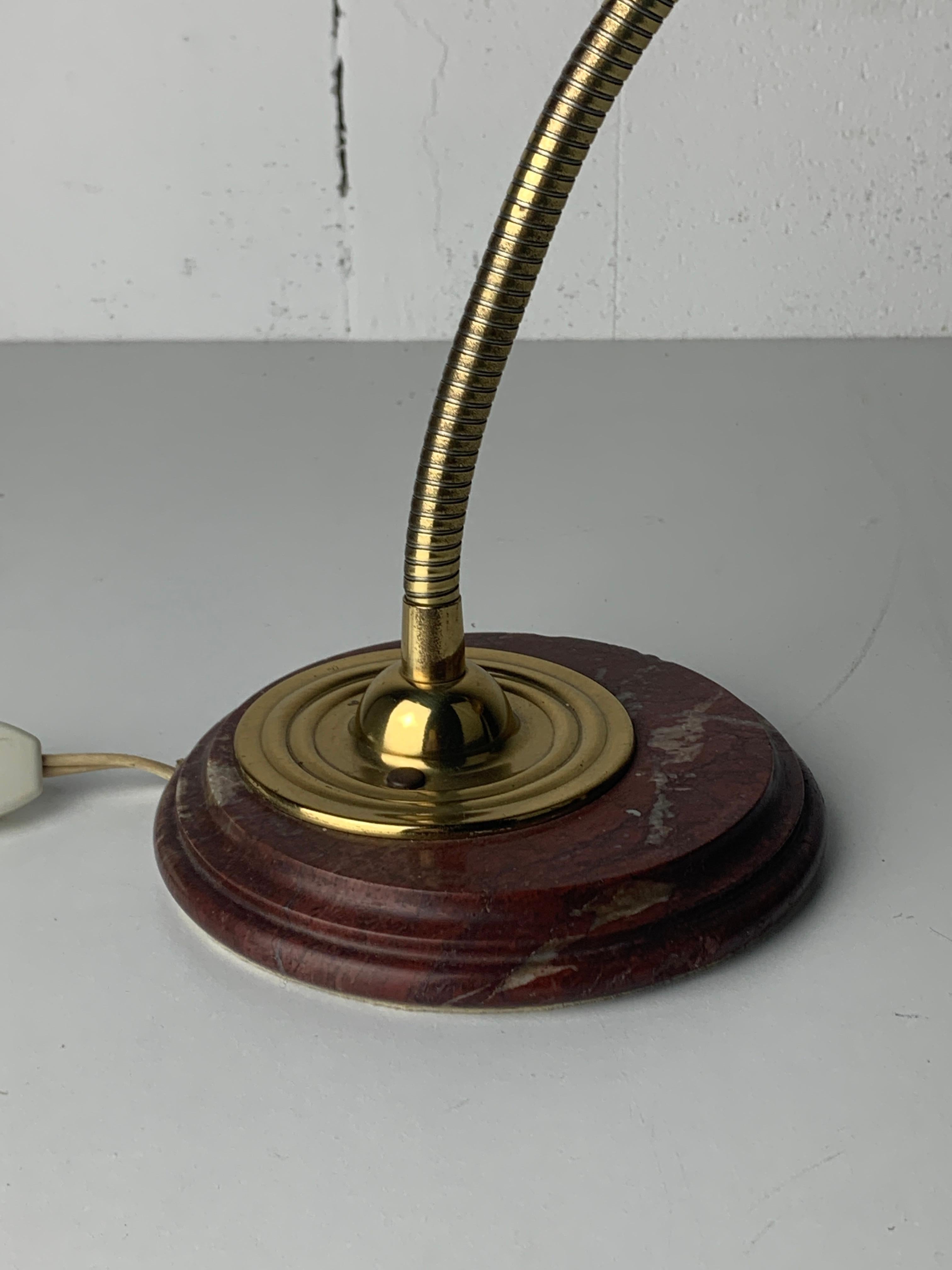 Midcentury marble and brass gooseneck clam shell desk lamp Italiano en venta