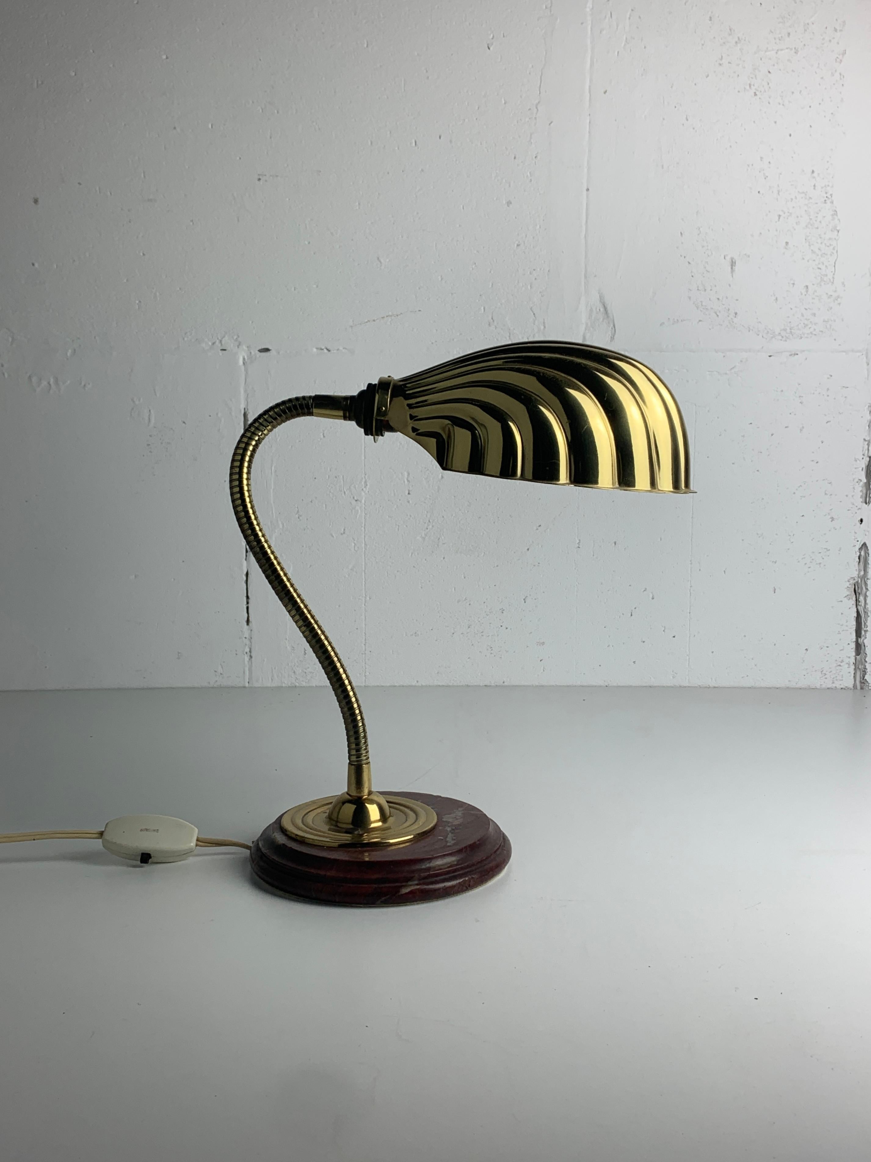 Midcentury marble and brass gooseneck clam shell desk lamp en Bueno estado para la venta en Zaandam, NL
