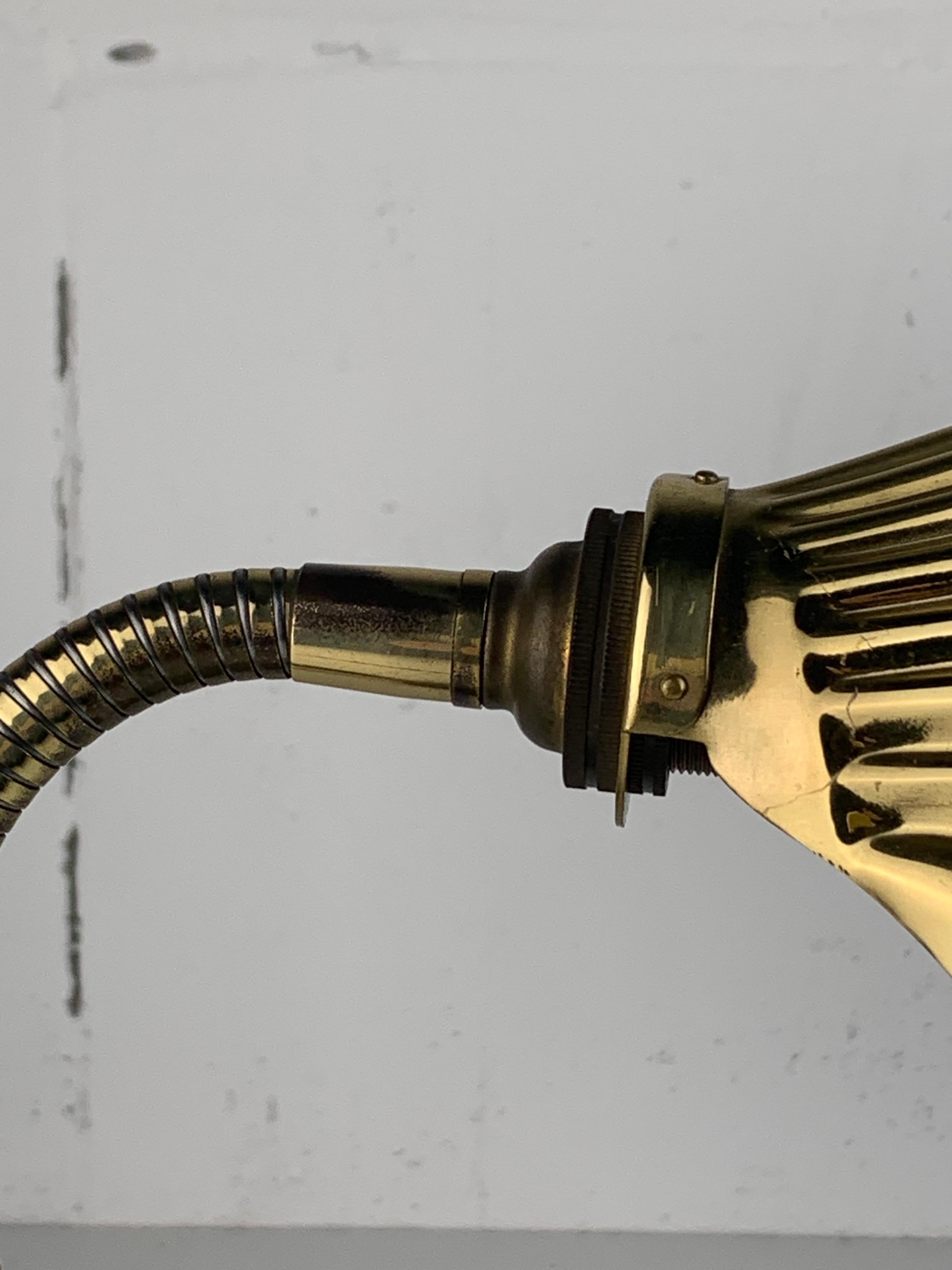 Midcentury marble and brass gooseneck clam shell desk lamp finales del siglo XX en venta