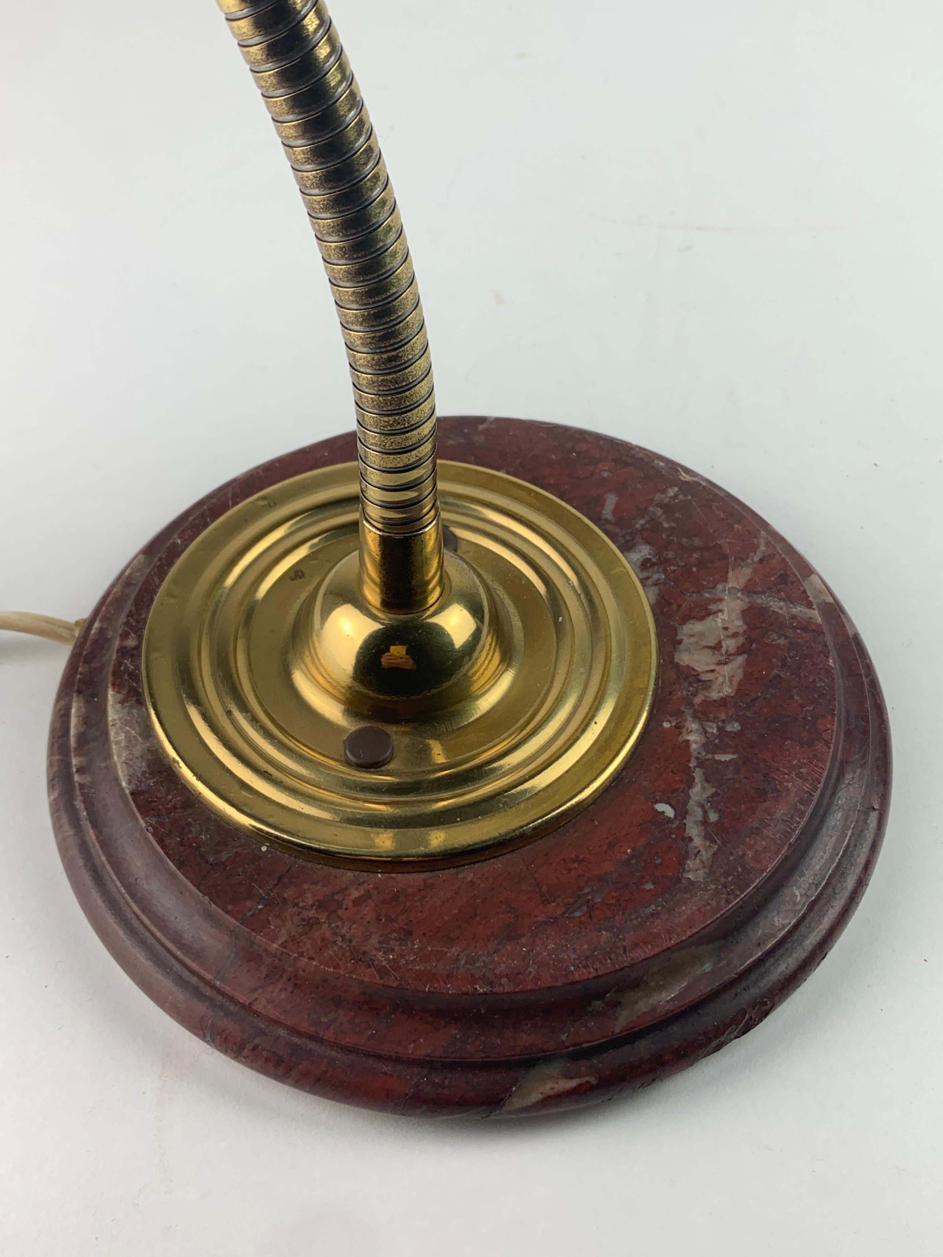 Midcentury marble and brass gooseneck clam shell desk lamp en venta 1