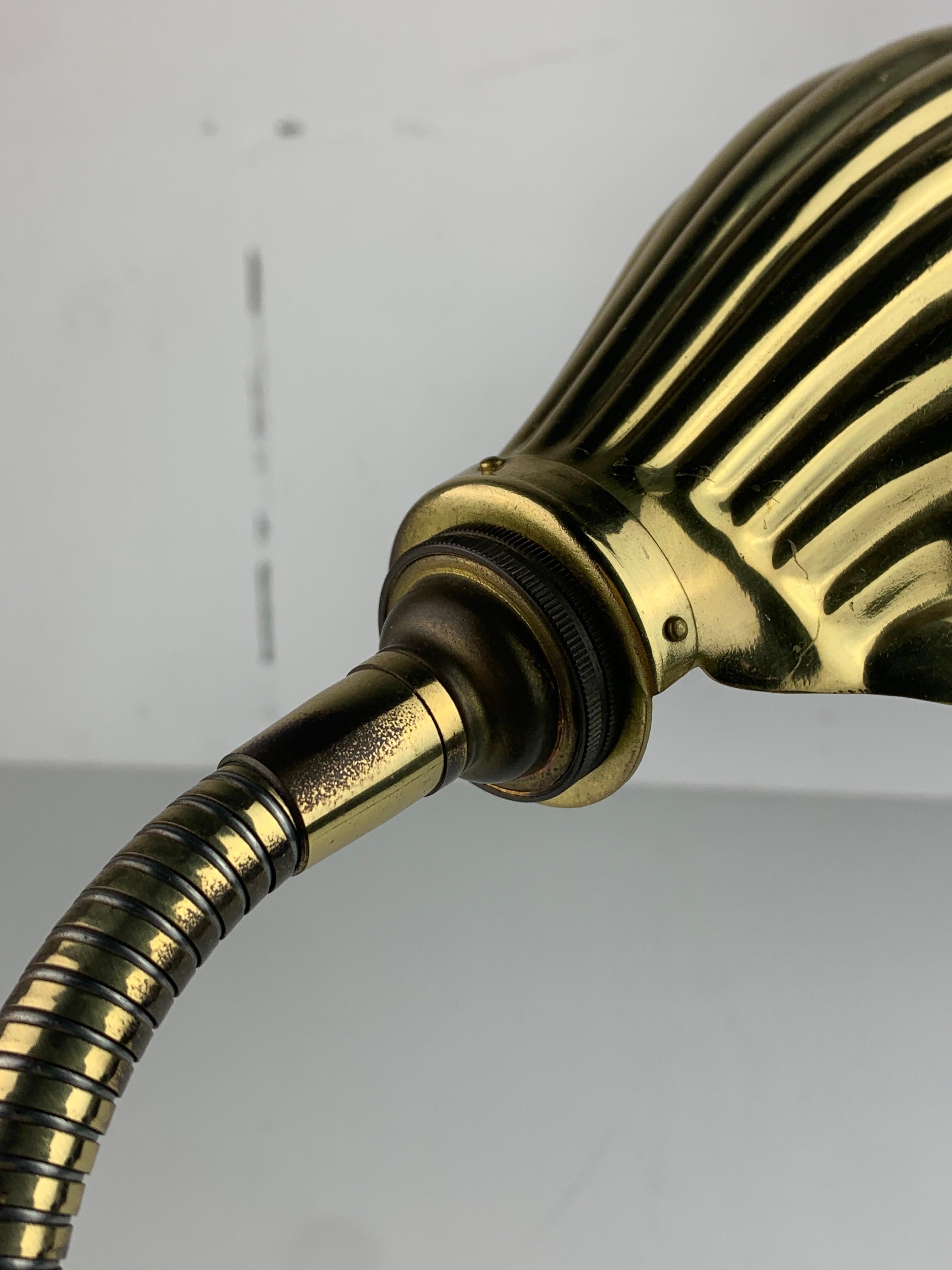 Midcentury marble and brass gooseneck clam shell desk lamp en venta 2