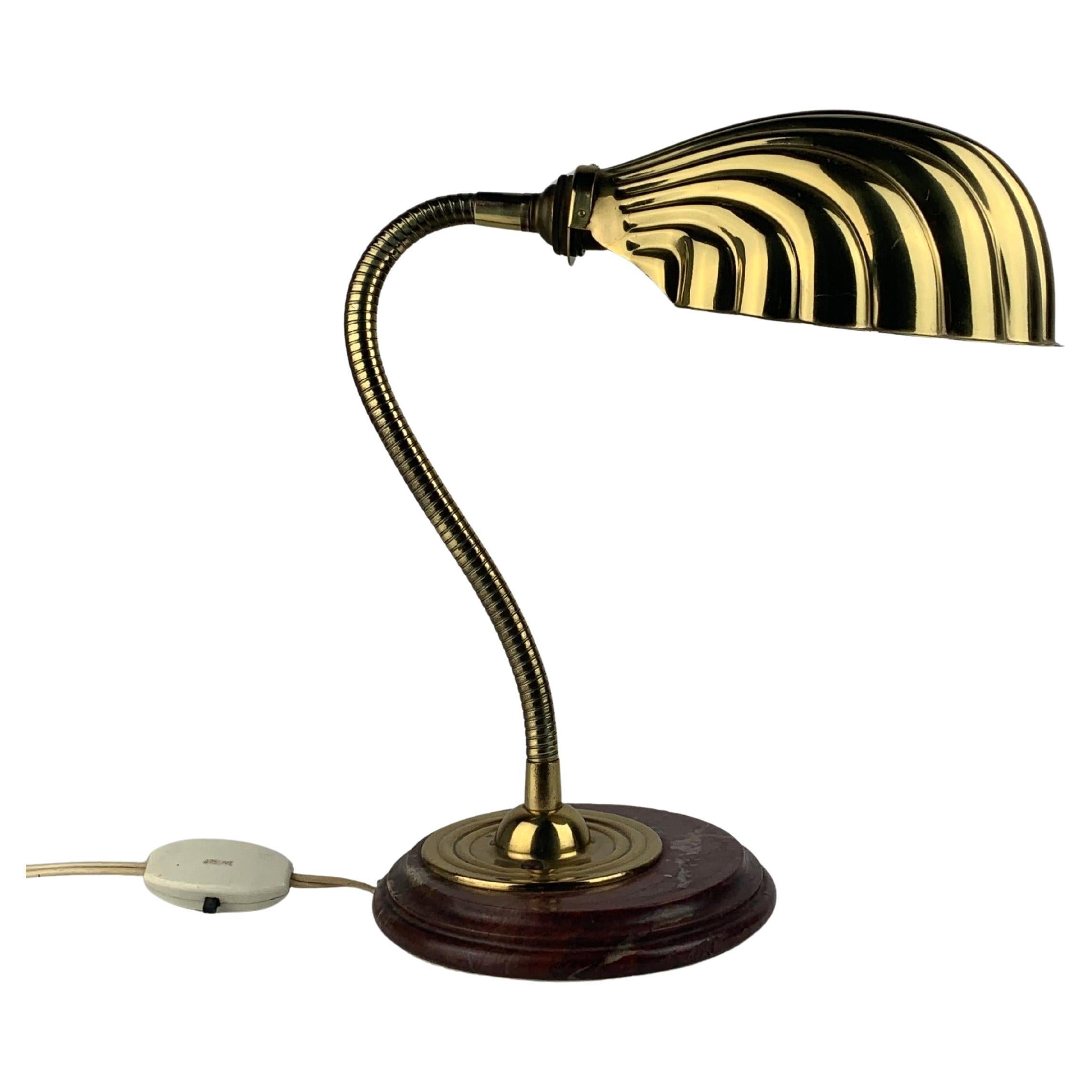 Midcentury marble and brass gooseneck clam shell desk lamp en venta