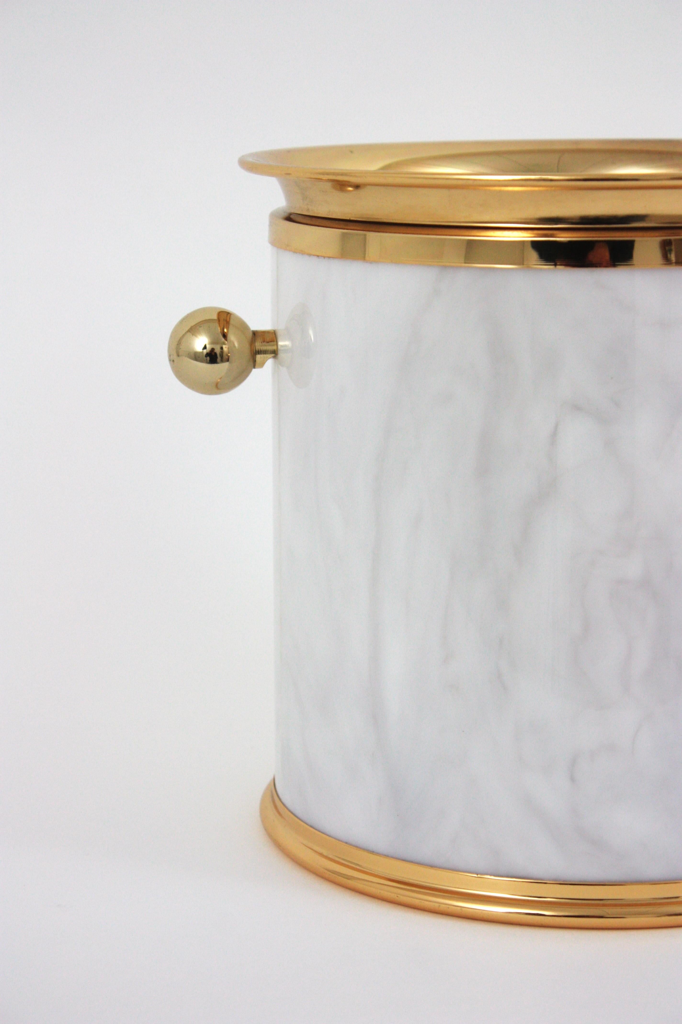 Eiskübel/Weinkühler aus marmoriertem Lucite und Messing, Italien 1960er Jahre im Angebot 4