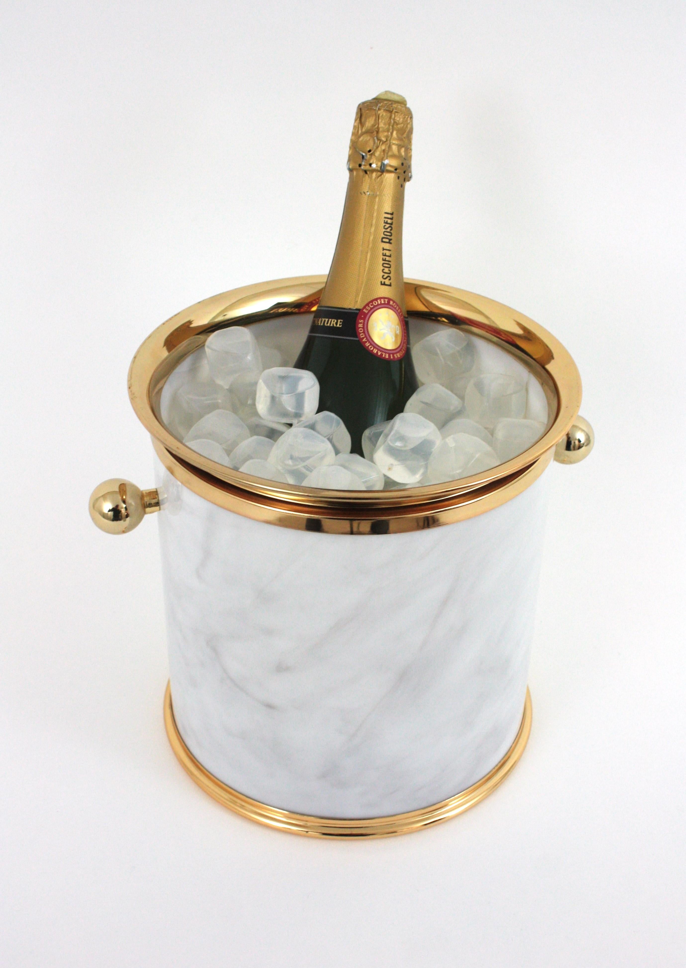 Eiskübel/Weinkühler aus marmoriertem Lucite und Messing, Italien 1960er Jahre im Angebot 5