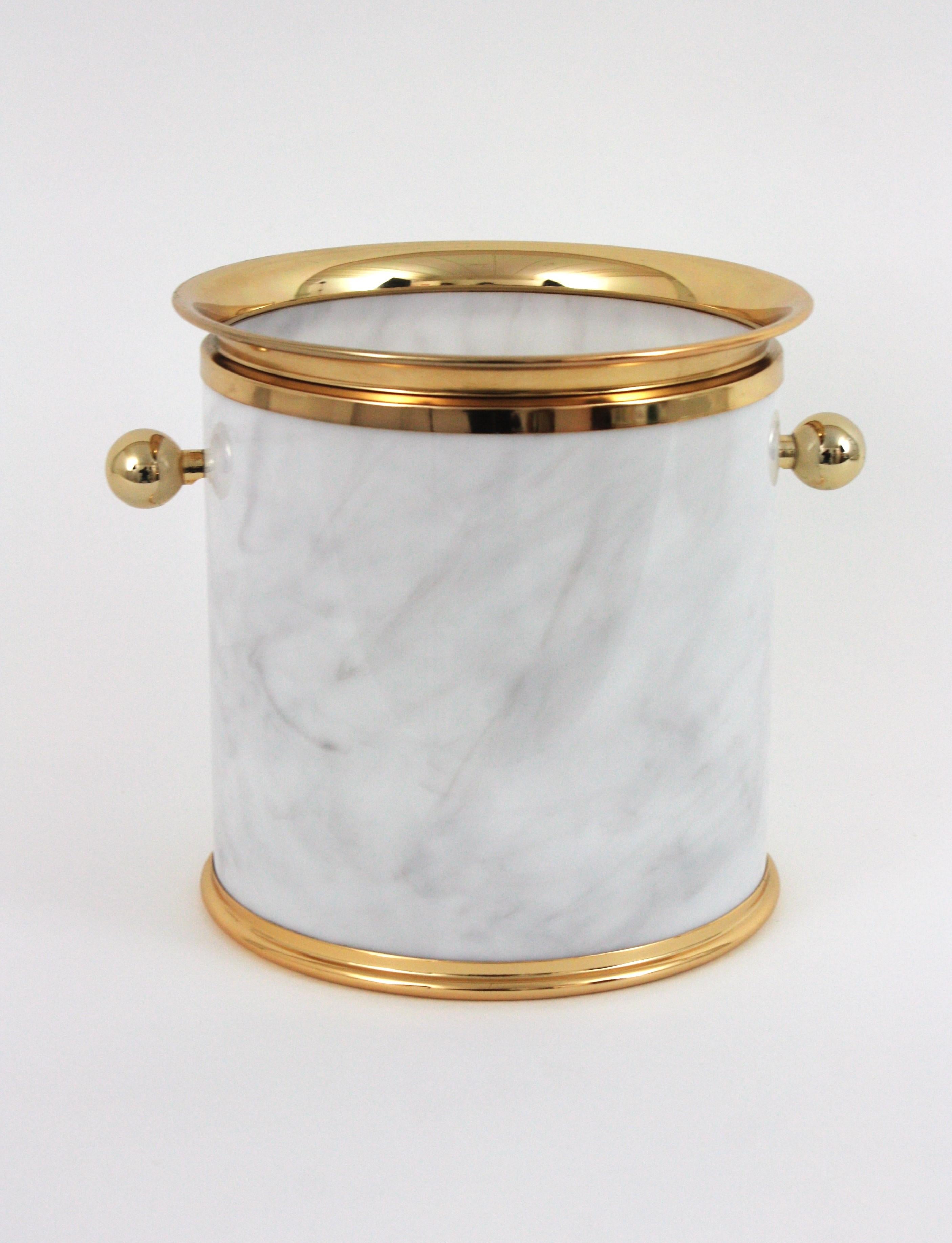 Eiskübel/Weinkühler aus marmoriertem Lucite und Messing, Italien 1960er Jahre im Angebot 6