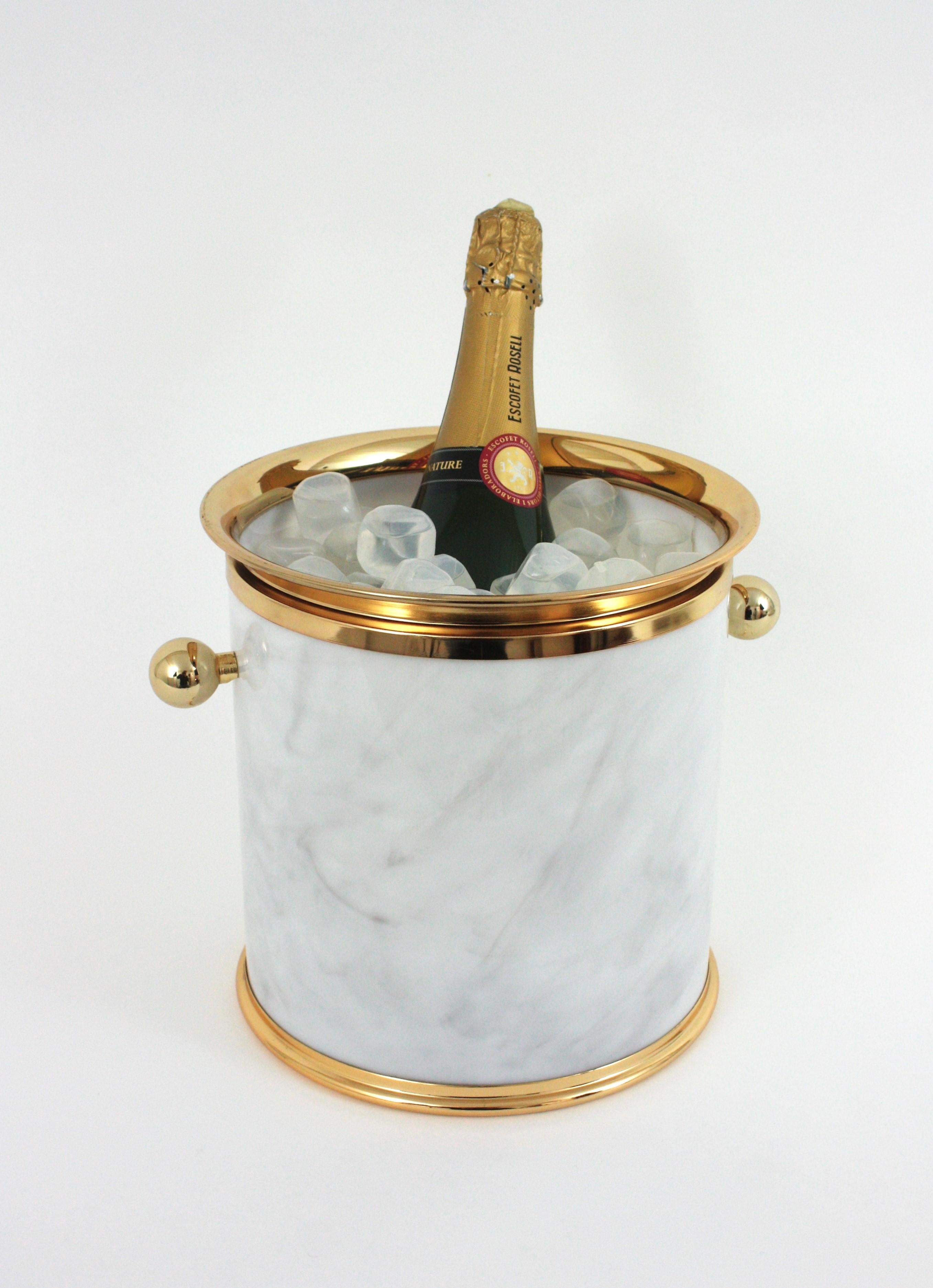 Eiskübel/Weinkühler aus marmoriertem Lucite und Messing, Italien 1960er Jahre im Angebot 7