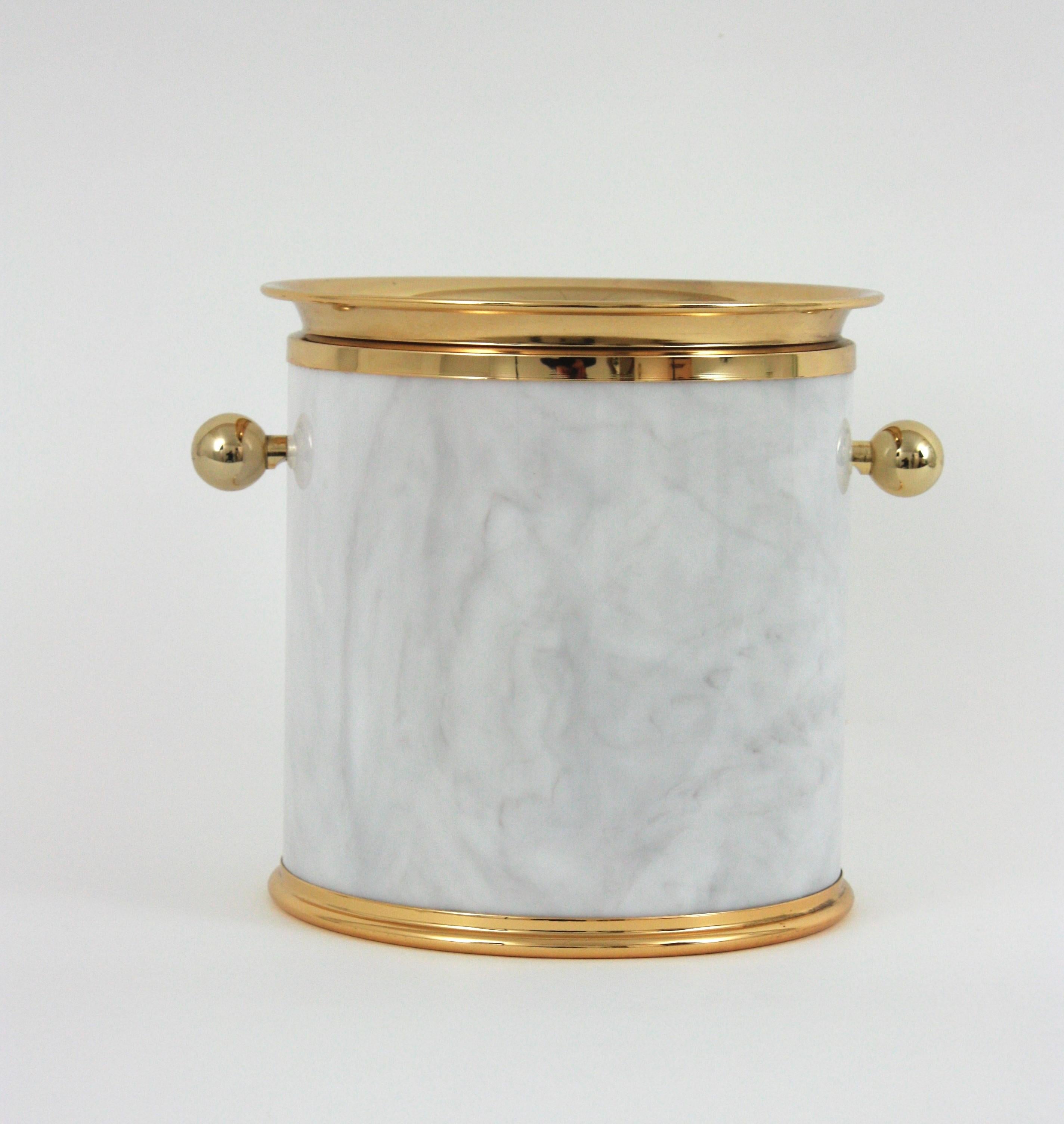 Eiskübel/Weinkühler aus marmoriertem Lucite und Messing, Italien 1960er Jahre im Angebot 8