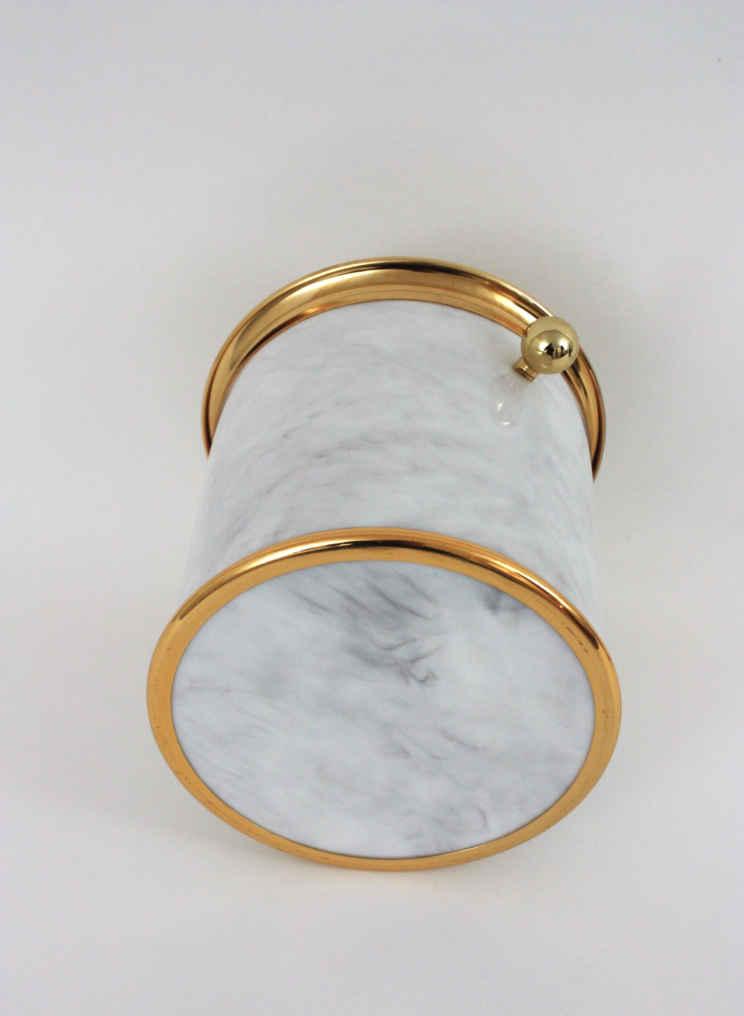 Eiskübel/Weinkühler aus marmoriertem Lucite und Messing, Italien 1960er Jahre im Angebot 11