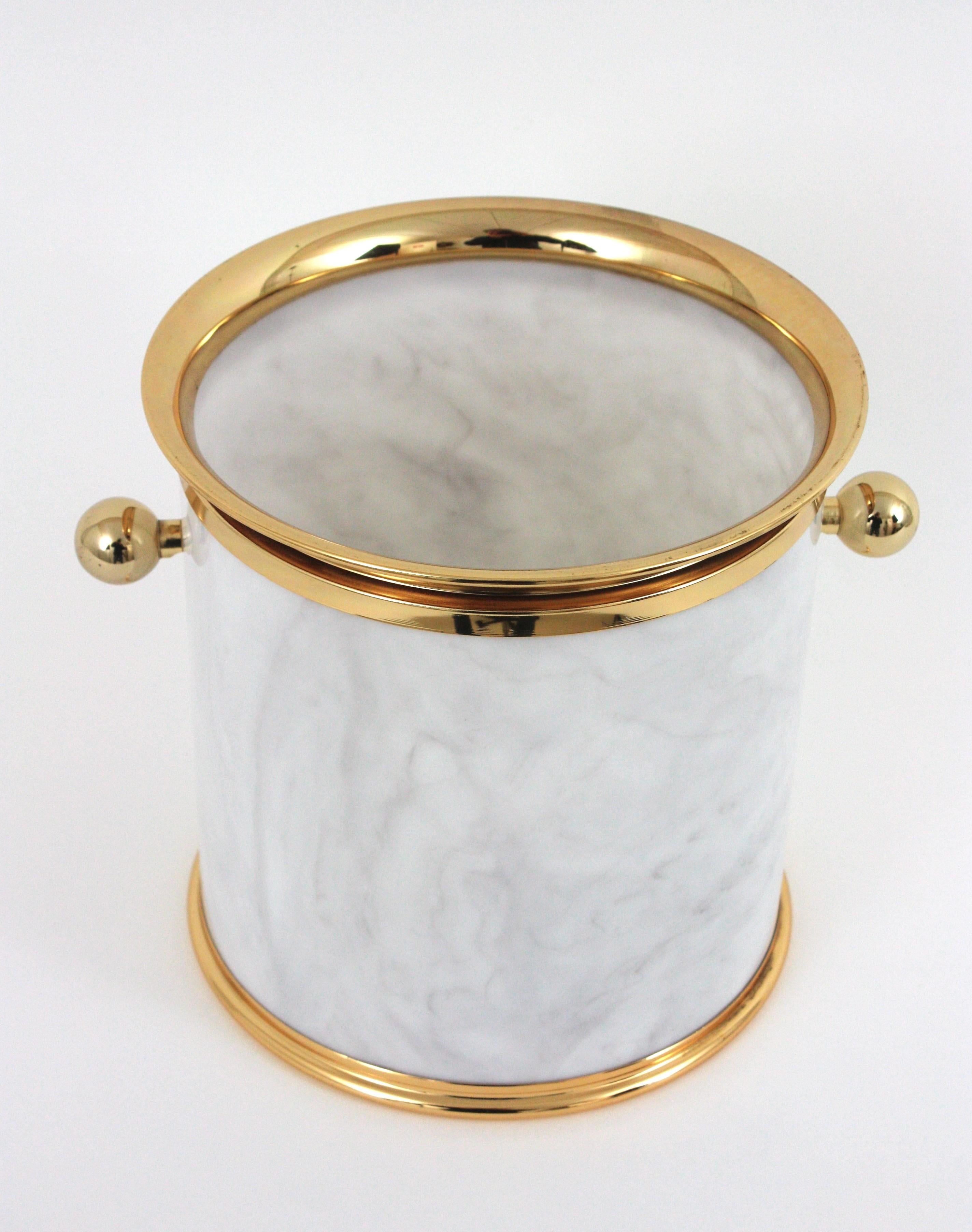 Eiskübel/Weinkühler aus marmoriertem Lucite und Messing, Italien 1960er Jahre (Metall) im Angebot