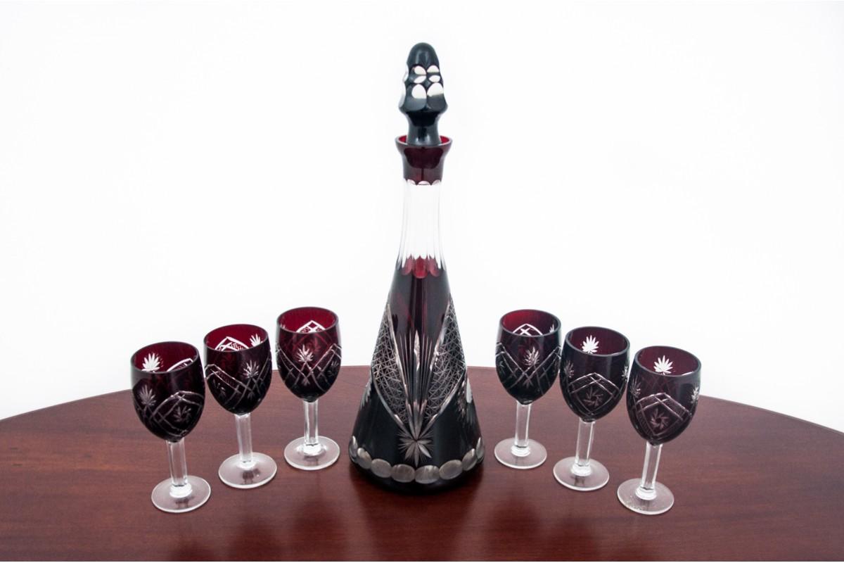 Maroon crystal liqueur set carafe + 6 glasses 
Very good condition.
Made in Poland in the 1960s.
Measures: Decanter: height 39 cm/diameter 13 cm
Glass: height 14 cm/diameter 6 cm.