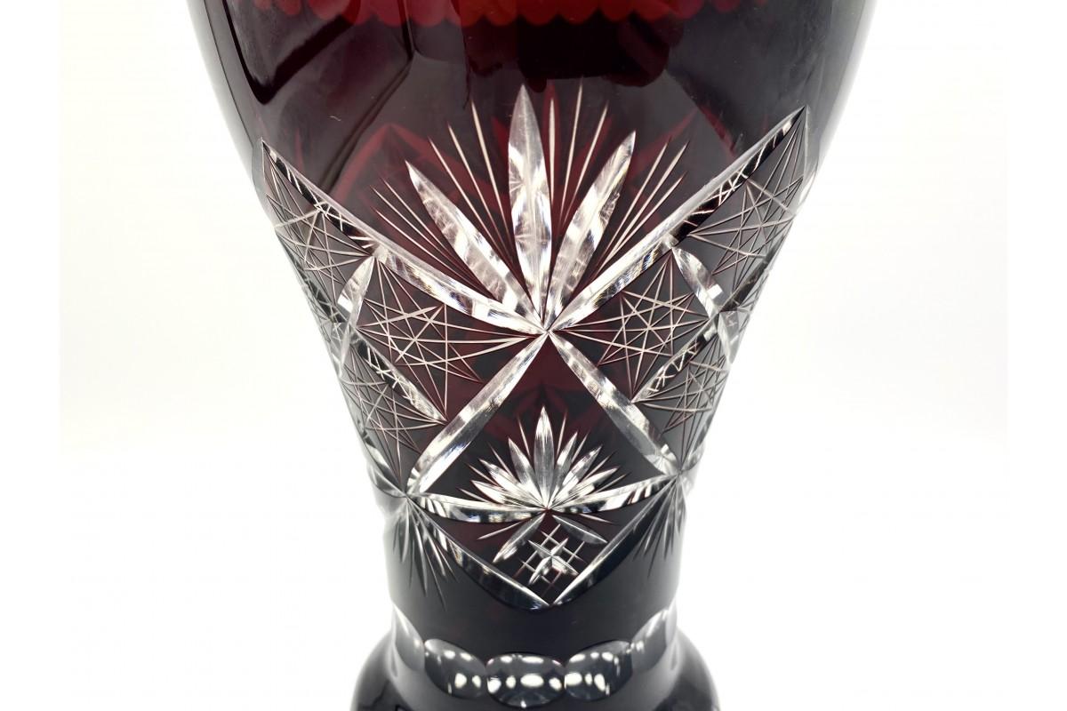 Crystal cut burgundy/maroon vase.

Made in Poland in the 1960s.

Very good condition.

Measures: Height 25cm, diameter 14cm.