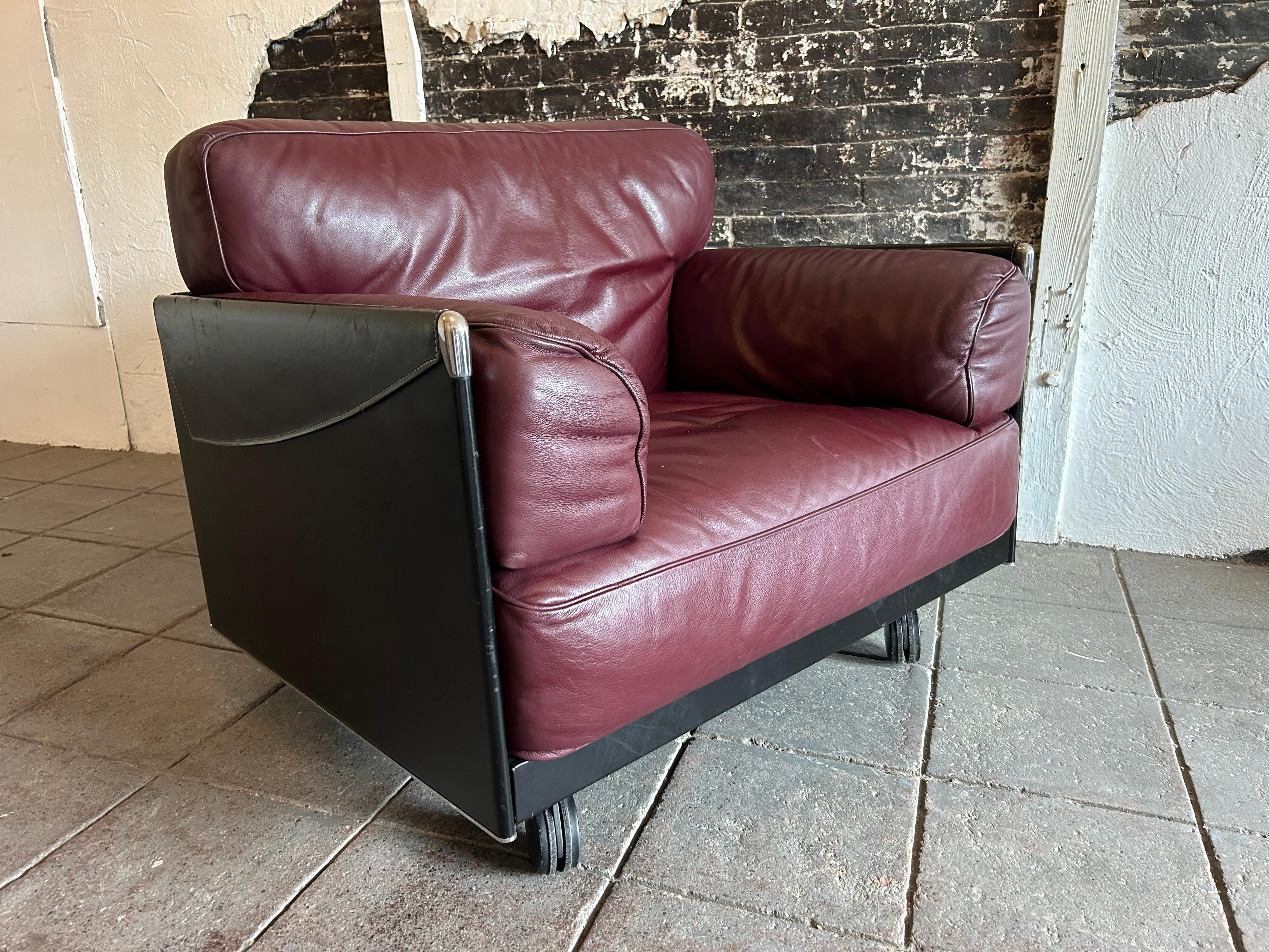 Vintage Mid-Century Modern Maroon Leder Lounge Stuhl von Tito Agnoli für Poltrona Frau Italien, um 1970. Niedriger, modern gestalteter Loungesessel mit 2 vorderen Rollen und 2 hinteren Beinen - sehr weiche, kastanienbraune, bauschige Lederkissen.