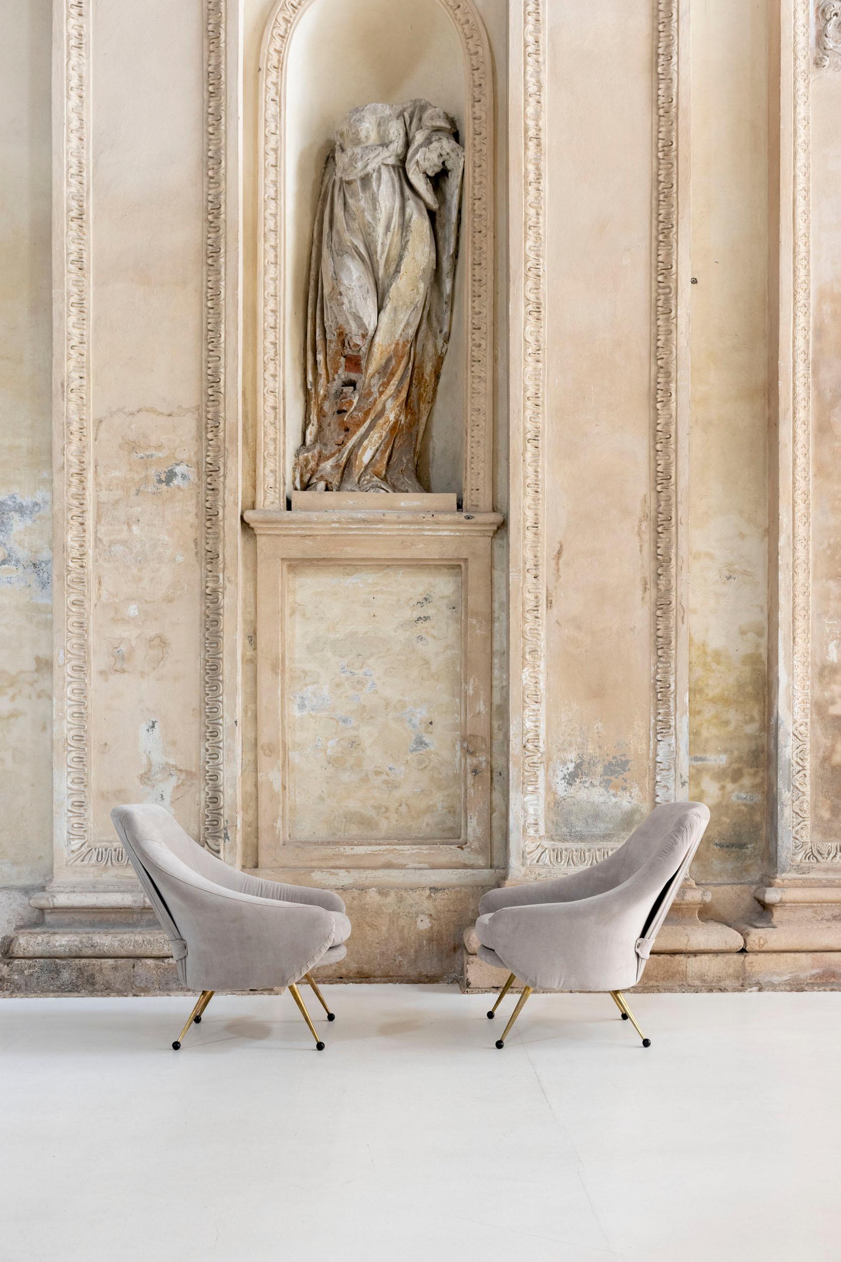 Pair of Martingala armchairs by Marco Zanuso for Arflex.
Iconic piece particulary comfortable due to the design of the back and the armrests.
Upholstered with grey velvet and original brass feet.

Italy, 1950s

Bibliography: I. De Guttry, M. P.
