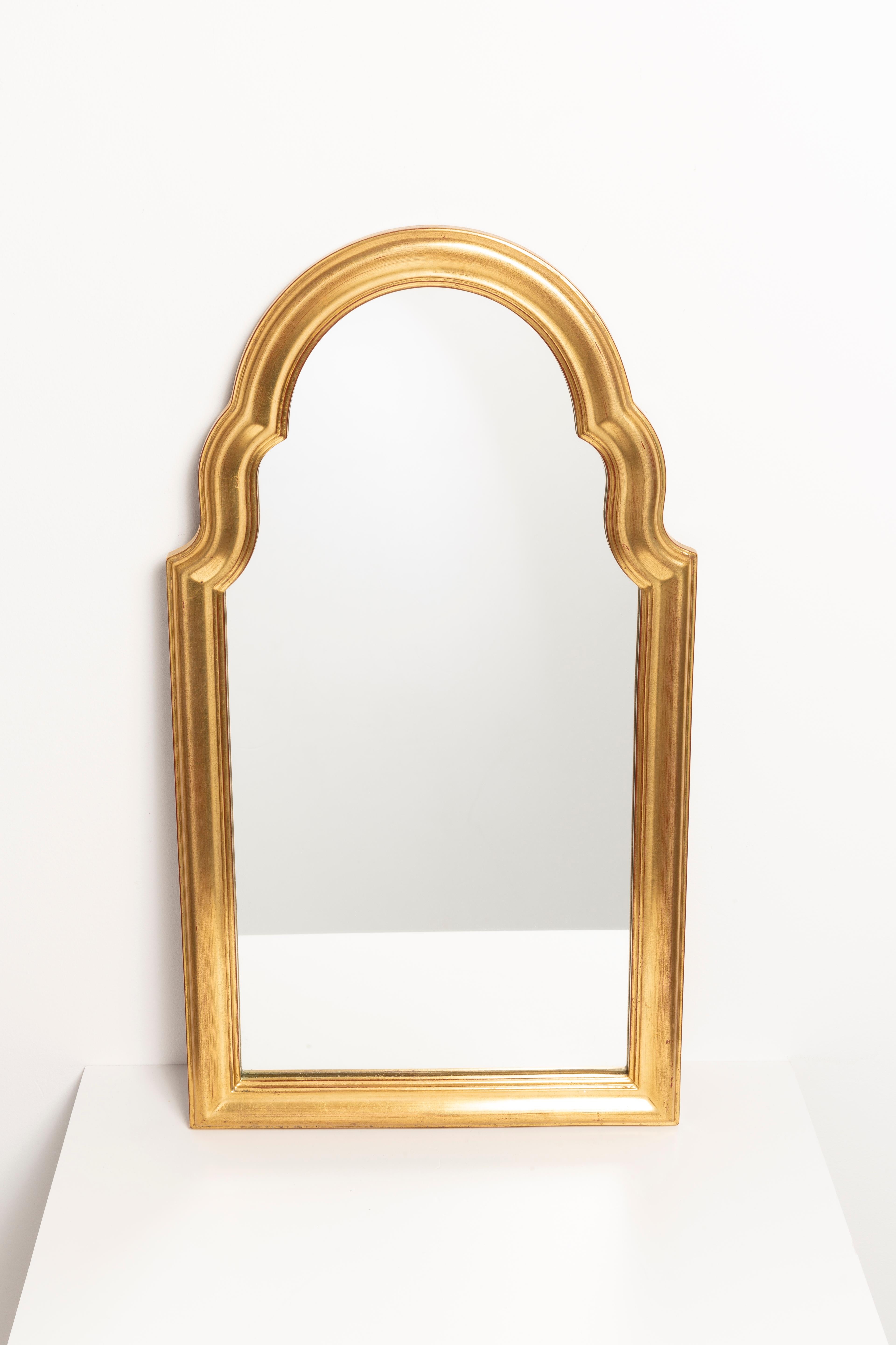 Espejo mediano con marco decorativo dorado procedente de Bélgica. El marco es de madera. El espejo está en muy buen estado vintage, sin daños ni grietas en el marco. Vidrio original. ¡Hermosa pieza para cualquier interior! Sólo una pieza única.