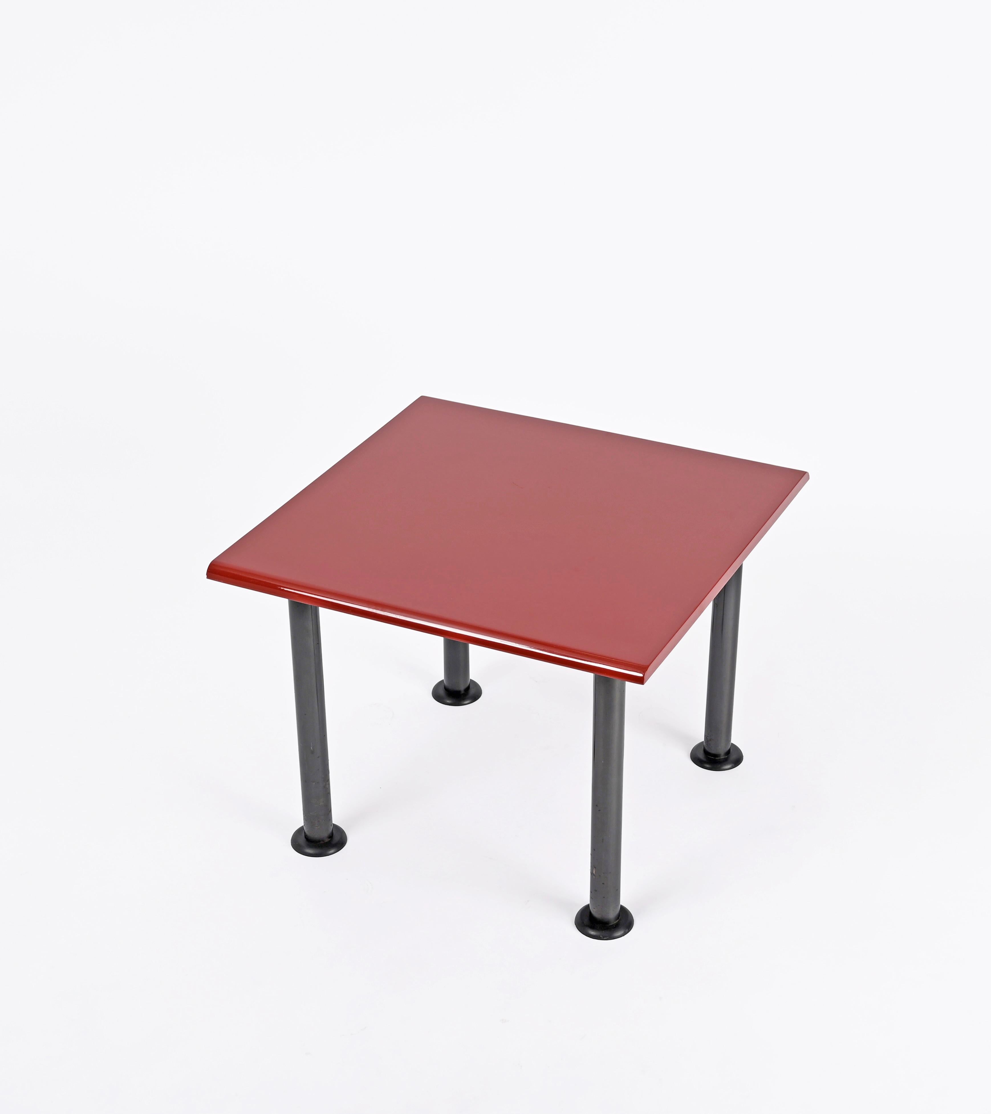 Quadratischer Couchtisch im Memphis-Stil aus der Mitte des Jahrhunderts mit Kardinalroter Platte, Italien 1980er Jahre im Angebot 2