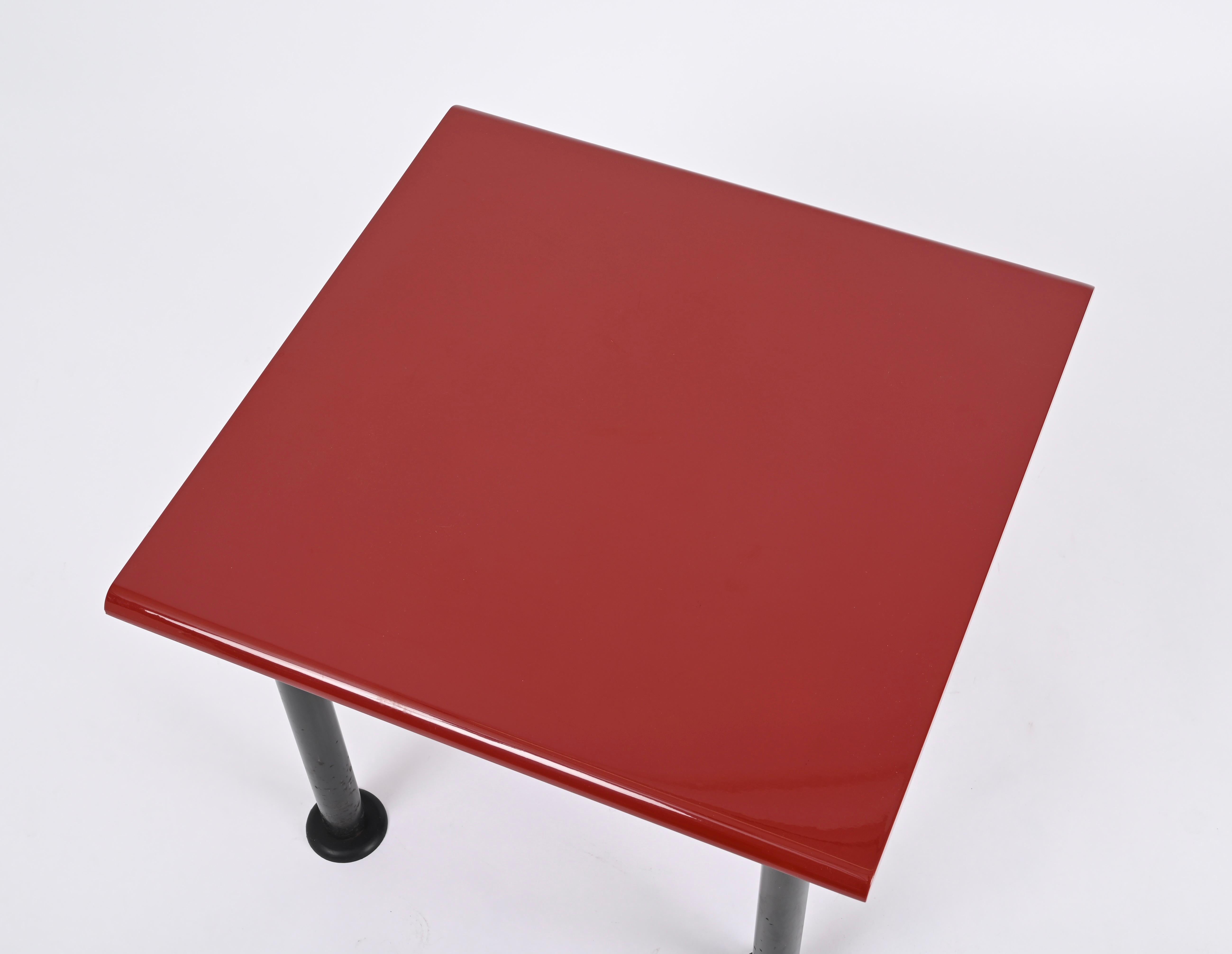 Quadratischer Couchtisch im Memphis-Stil aus der Mitte des Jahrhunderts mit Kardinalroter Platte, Italien 1980er Jahre im Angebot 3