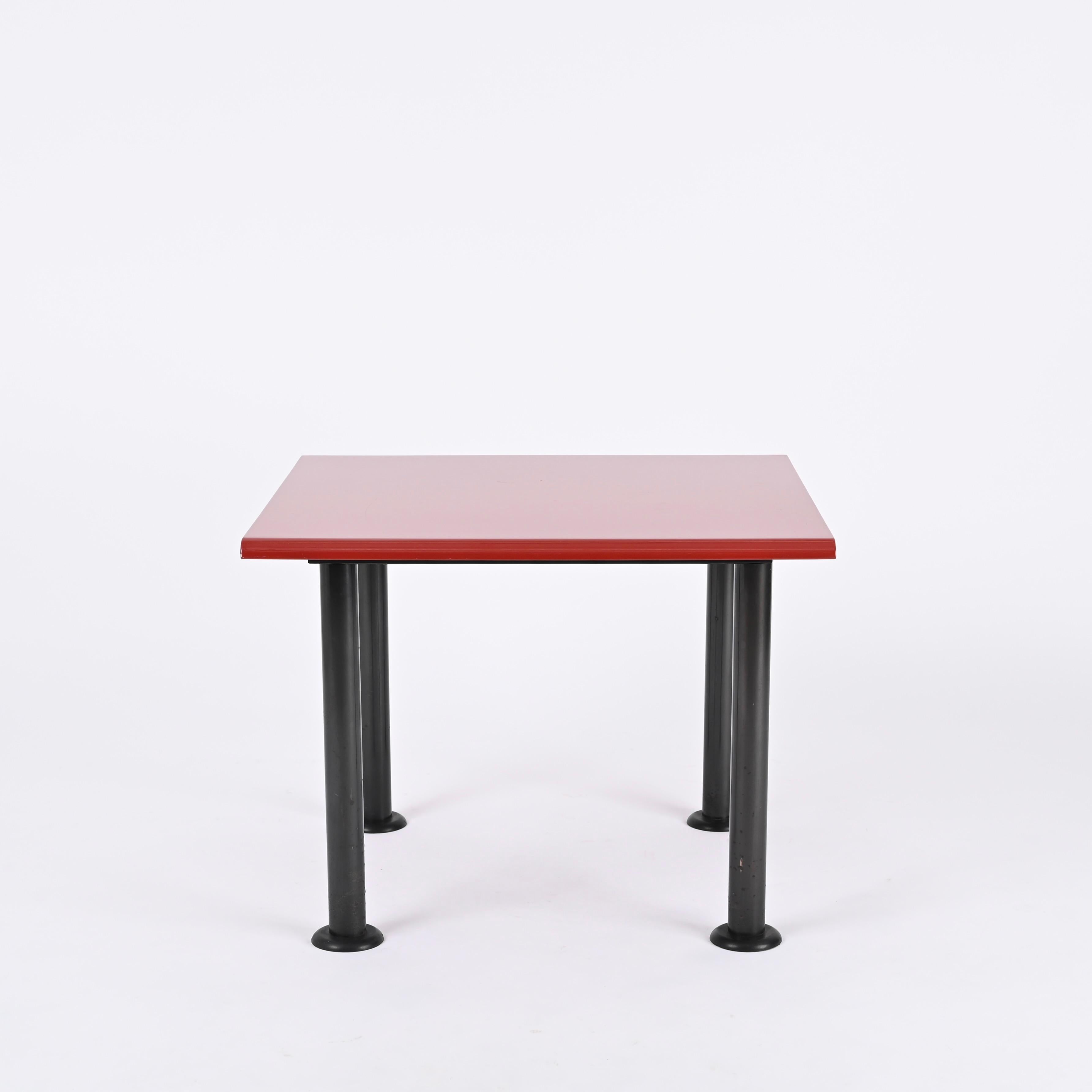 Quadratischer Couchtisch im Memphis-Stil aus der Mitte des Jahrhunderts mit Kardinalroter Platte, Italien 1980er Jahre (Lackiert) im Angebot