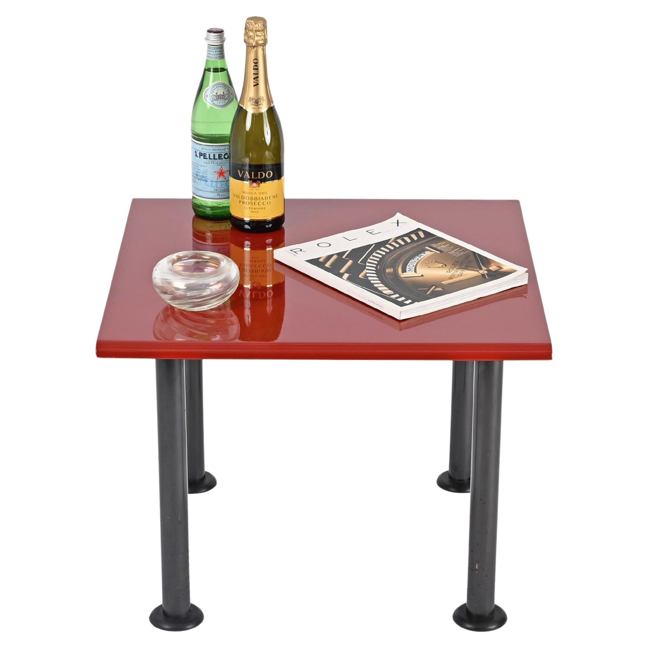 Quadratischer Couchtisch im Memphis-Stil aus der Mitte des Jahrhunderts mit Kardinalroter Platte, Italien 1980er Jahre (Holz) im Angebot