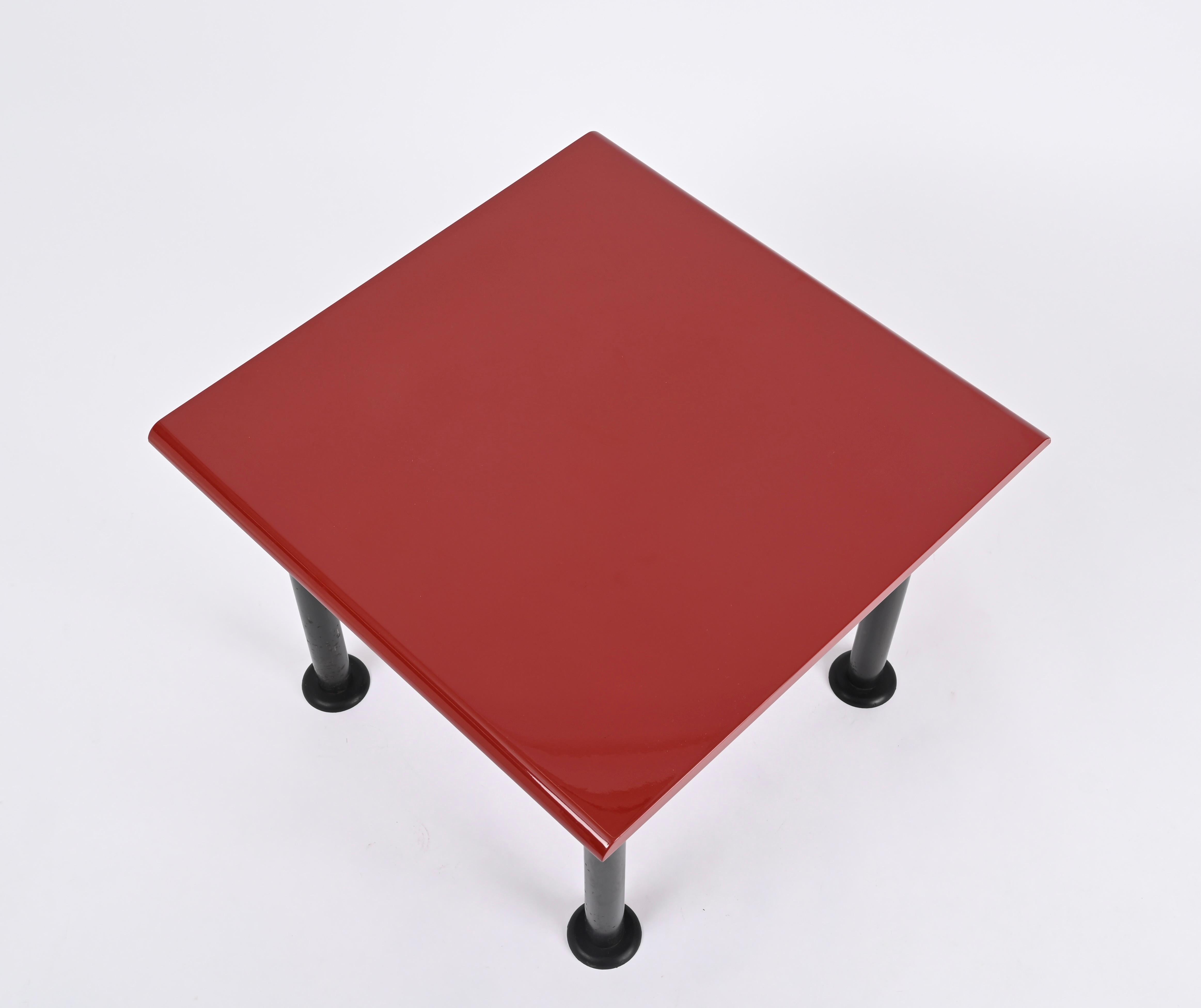 Quadratischer Couchtisch im Memphis-Stil aus der Mitte des Jahrhunderts mit Kardinalroter Platte, Italien 1980er Jahre im Angebot 1