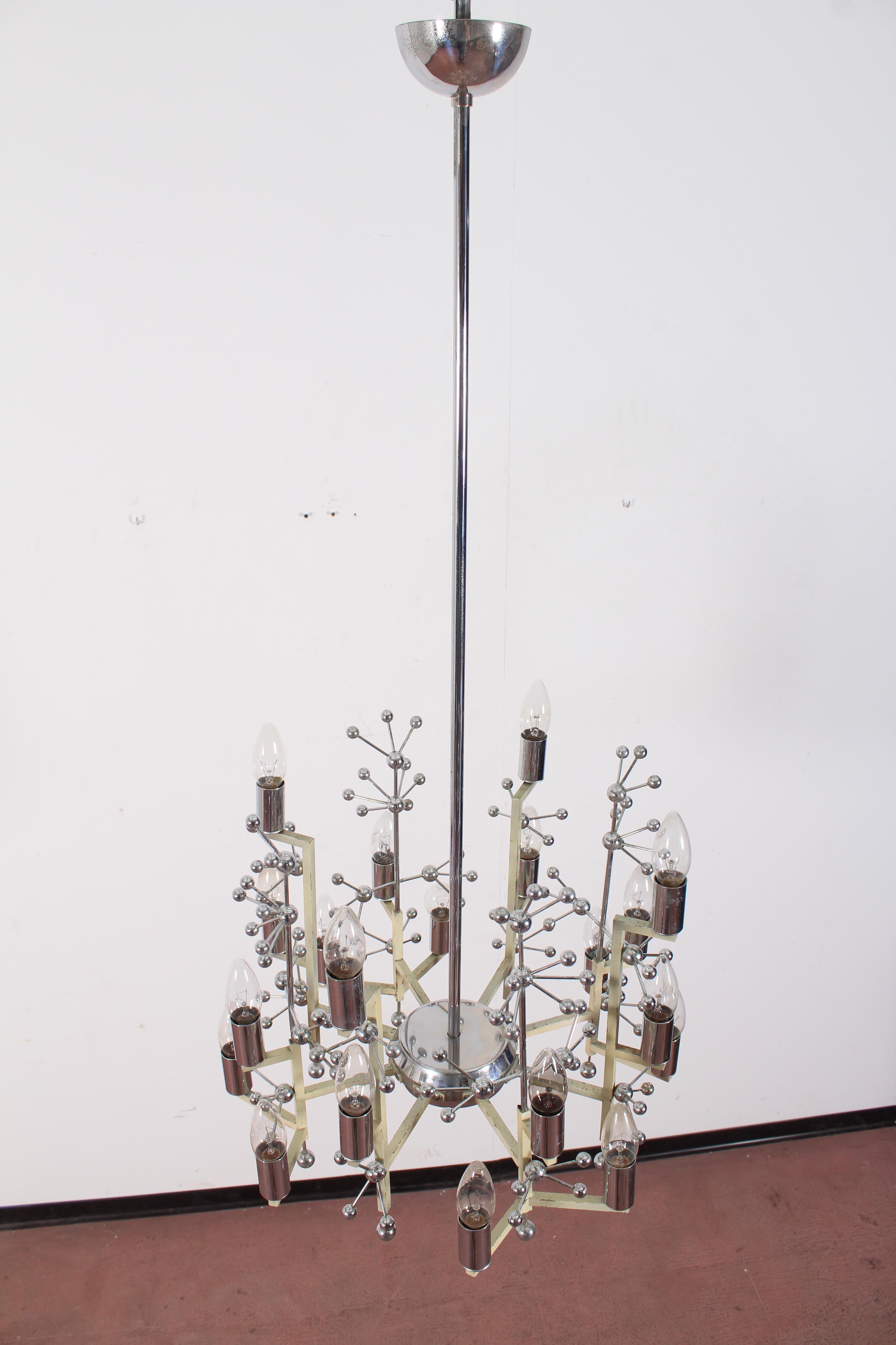 Beautiful Stilnovo lacquered metal and chrome steel chandelier with 20 lights, circa 1960s, Italy.
Part of the original label 