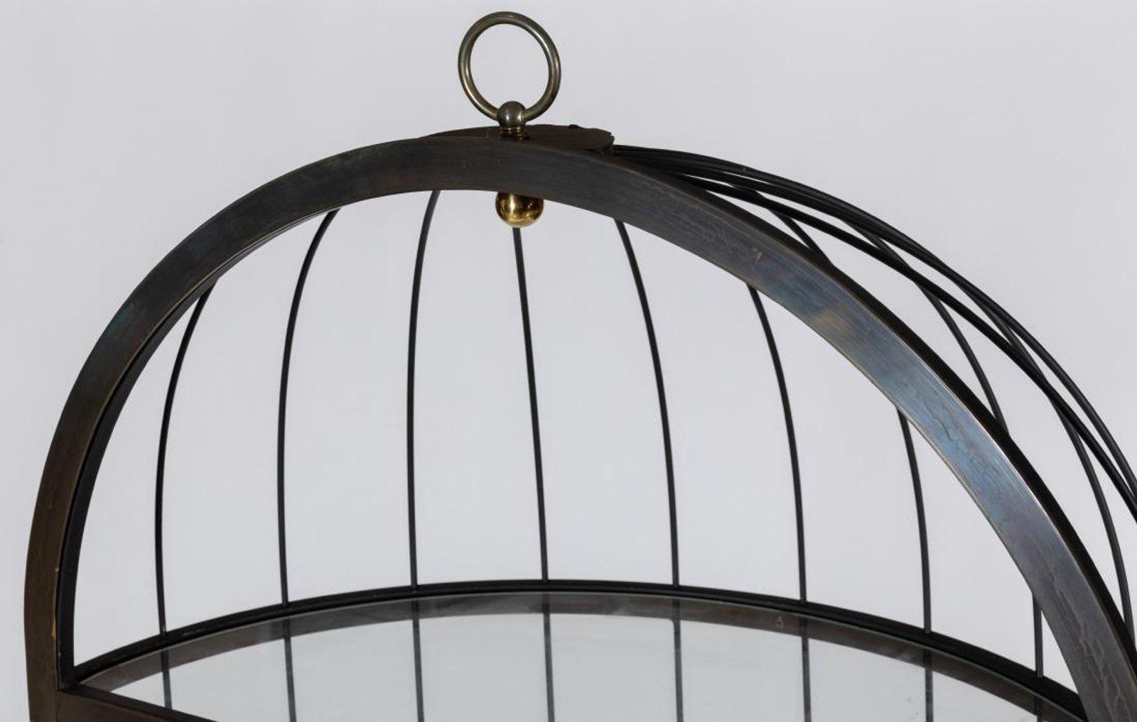 Étagère suspendue en forme de cage d'oiseau du milieu du siècle dernier, laiton, acier.   Peut être suspendu au plafond ou posé sur le sol.  Une pièce magnifique et substantielle.  
Mesures : 28 