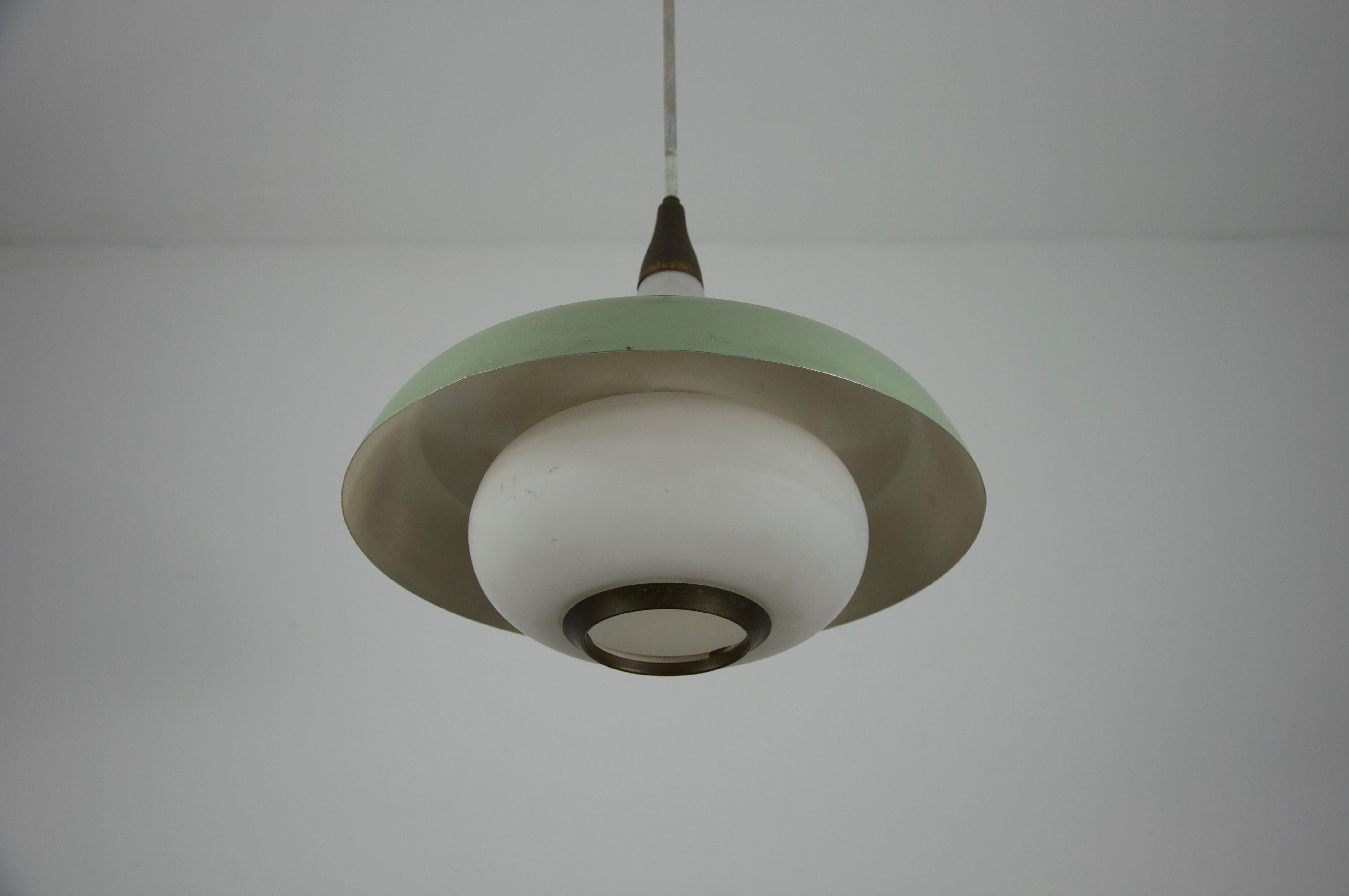 Lampe suspendue en métal et verre du milieu du siècle, 1960, Italie en vente 3