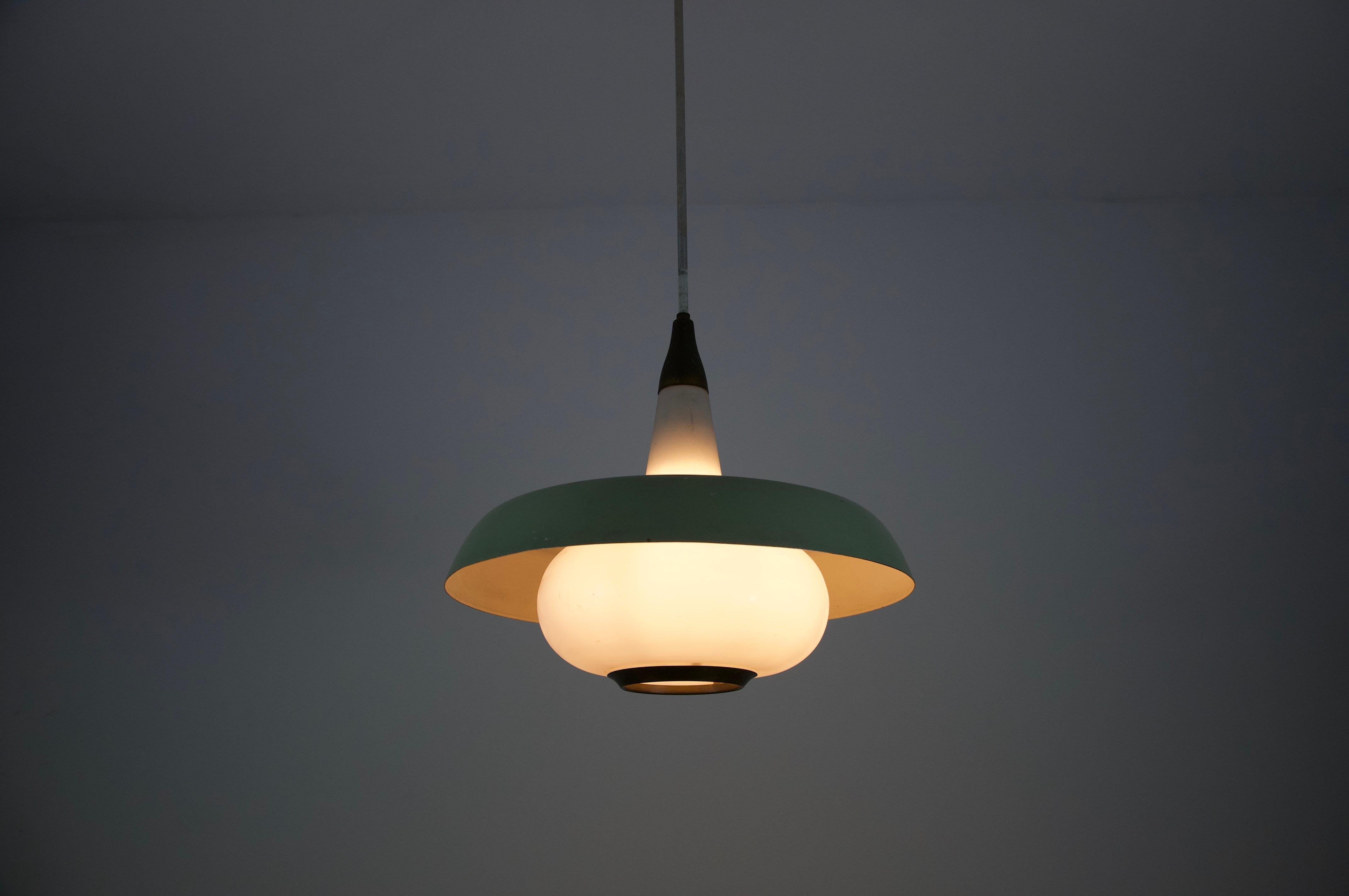 Mid-Century Modern Lampe suspendue en métal et verre du milieu du siècle, 1960, Italie en vente