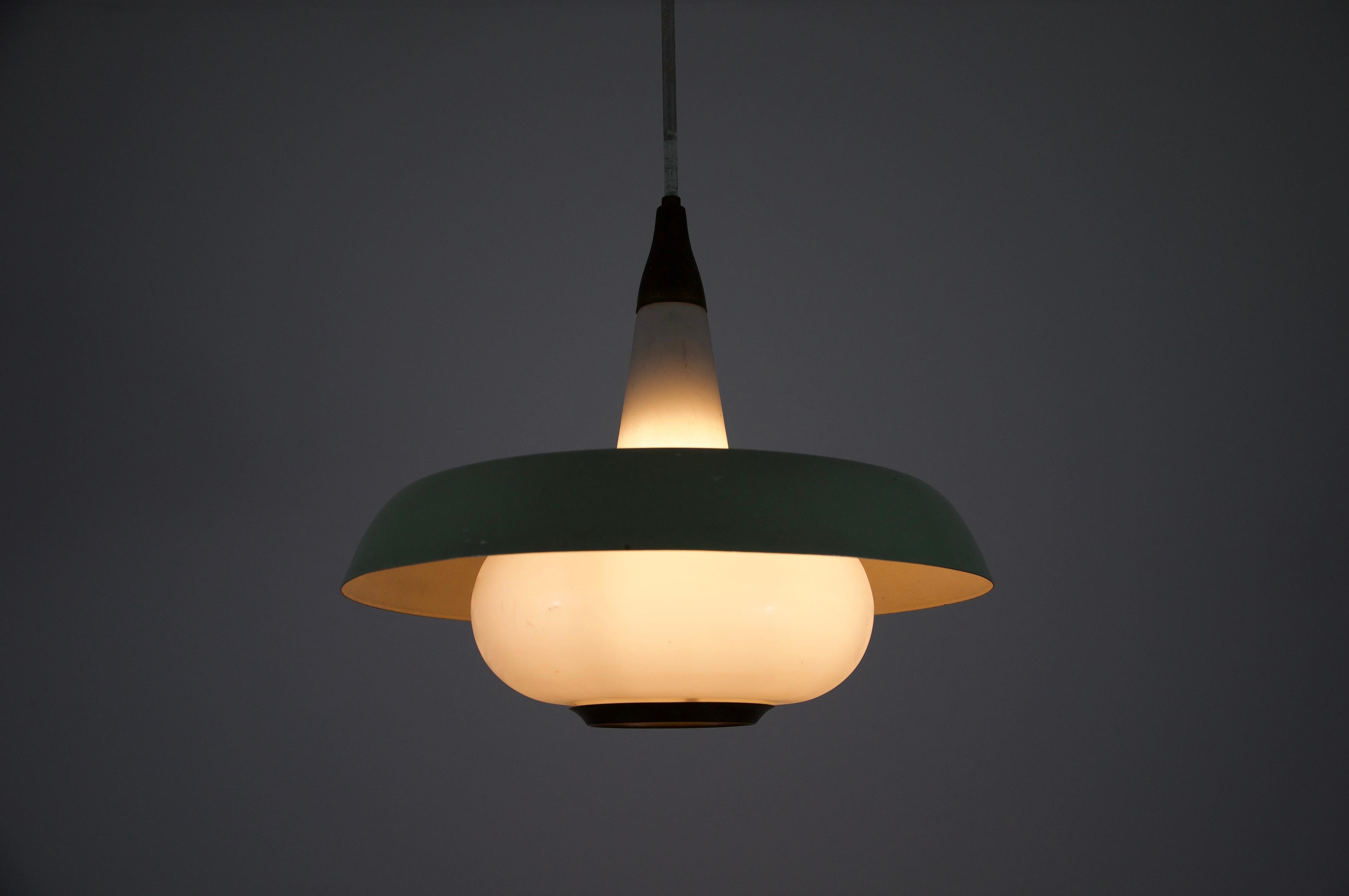 italien Lampe suspendue en métal et verre du milieu du siècle, 1960, Italie en vente