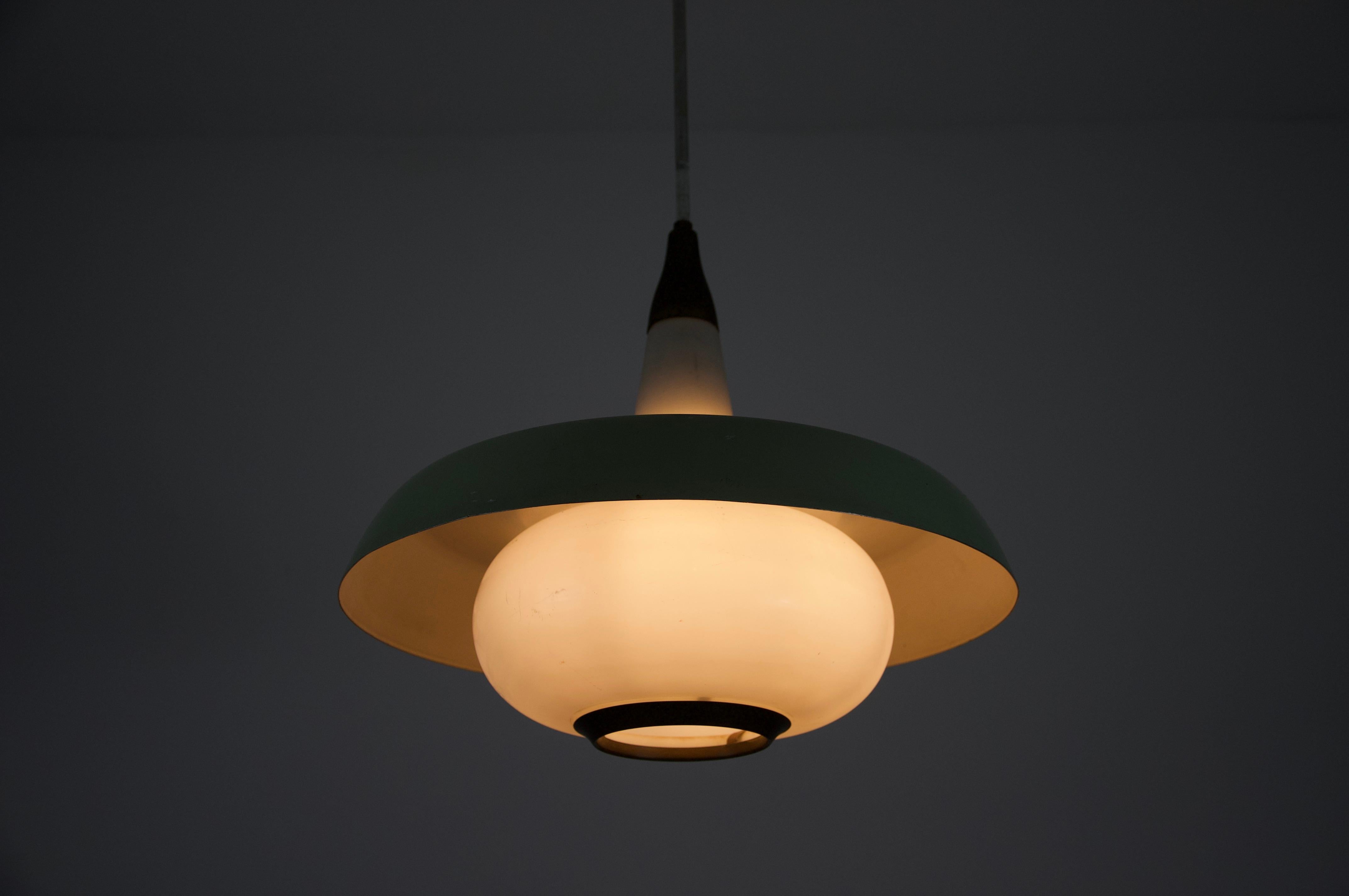 Lampe suspendue en métal et verre du milieu du siècle, 1960, Italie Bon état - En vente à Hagenbach, DE