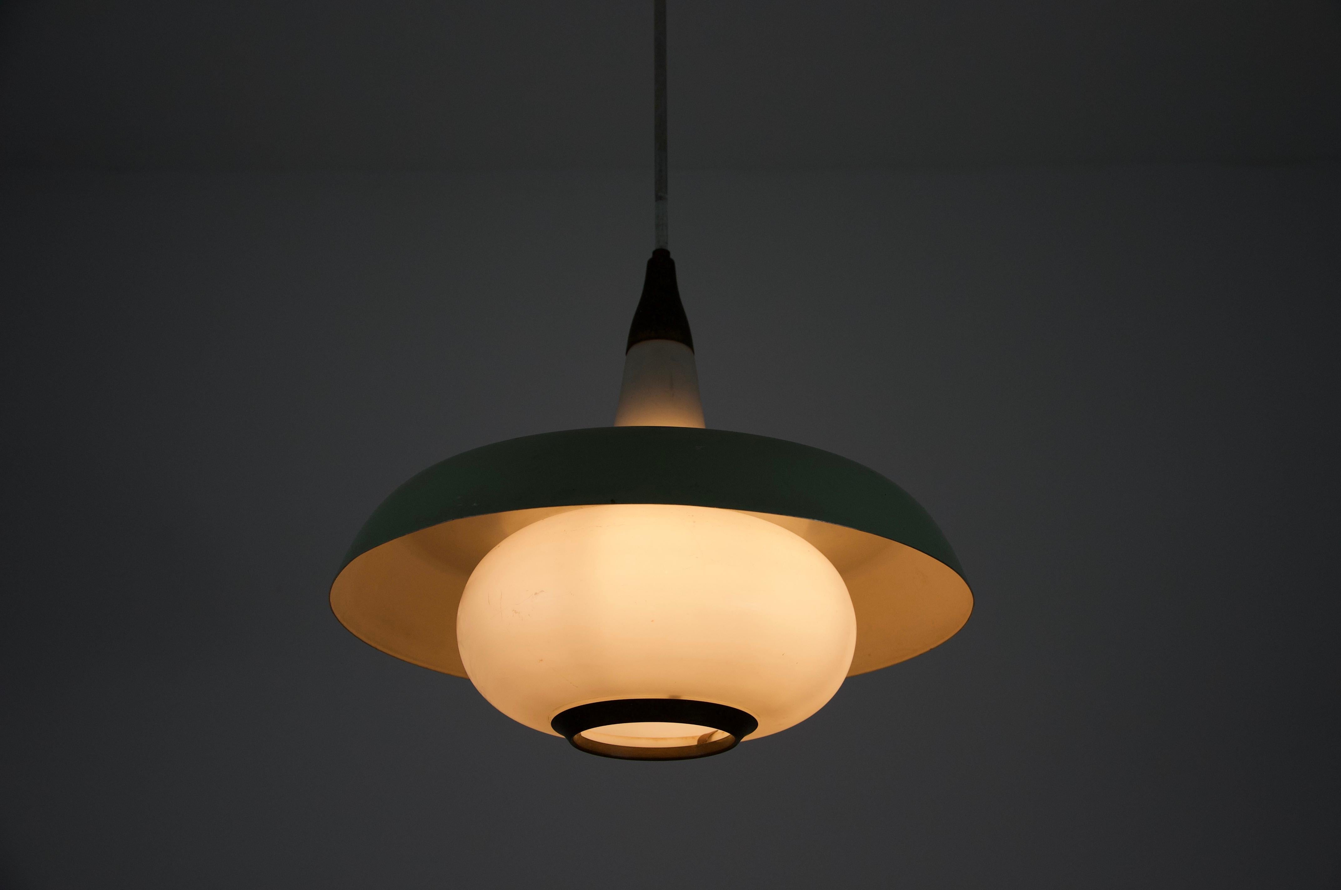 Milieu du XXe siècle Lampe suspendue en métal et verre du milieu du siècle, 1960, Italie en vente