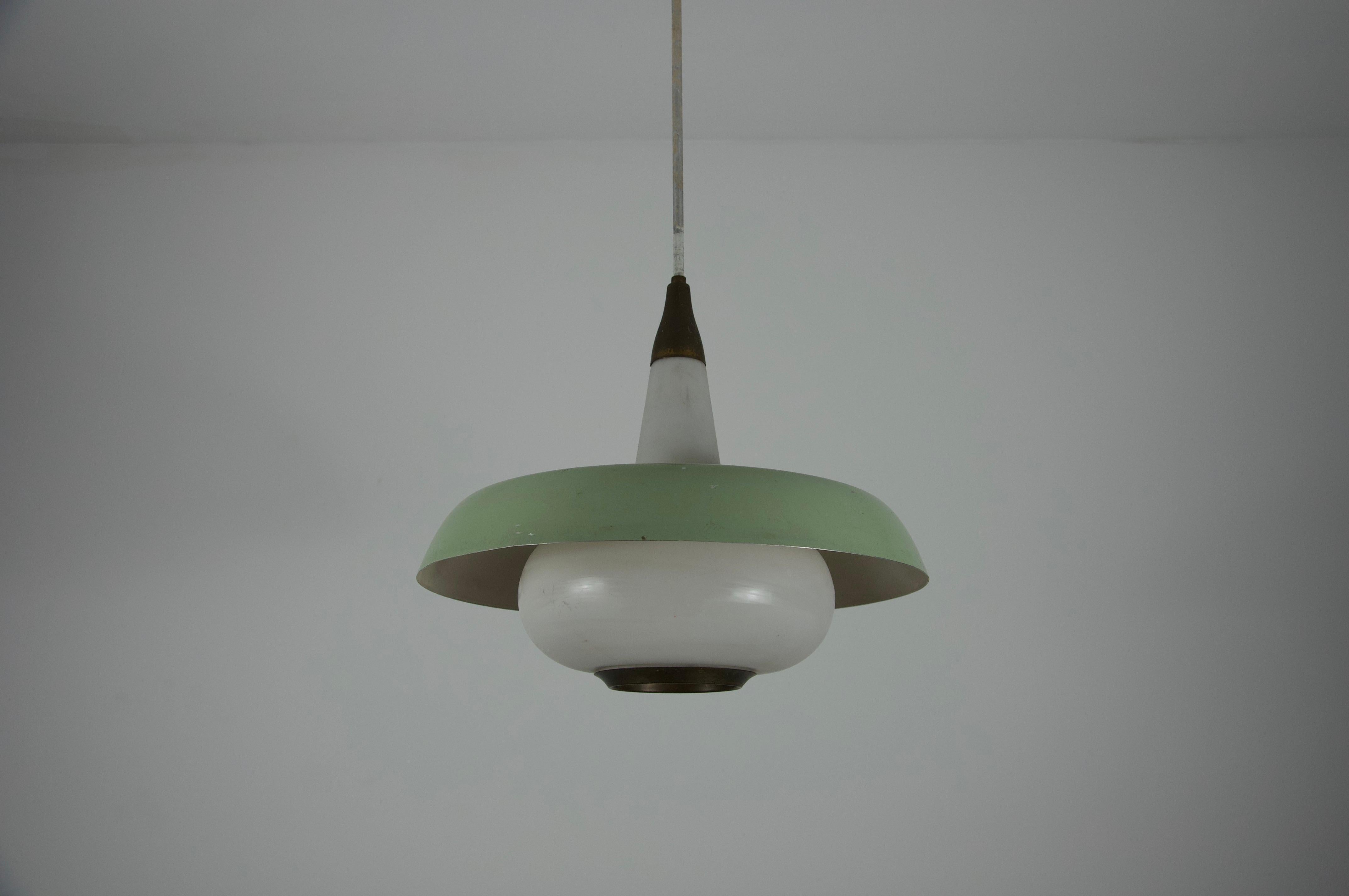 Métal Lampe suspendue en métal et verre du milieu du siècle, 1960, Italie en vente