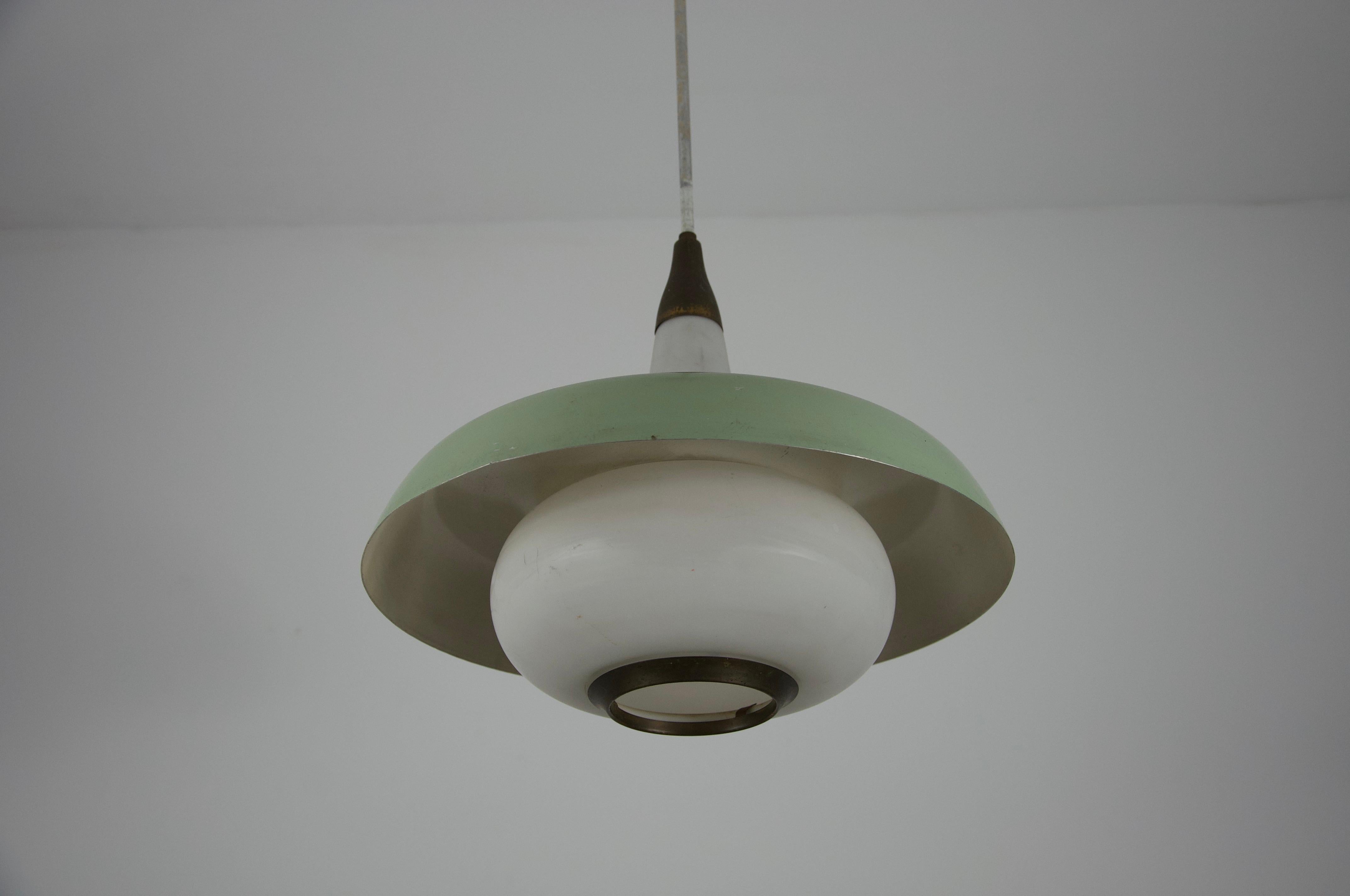 Lampe suspendue en métal et verre du milieu du siècle, 1960, Italie en vente 2