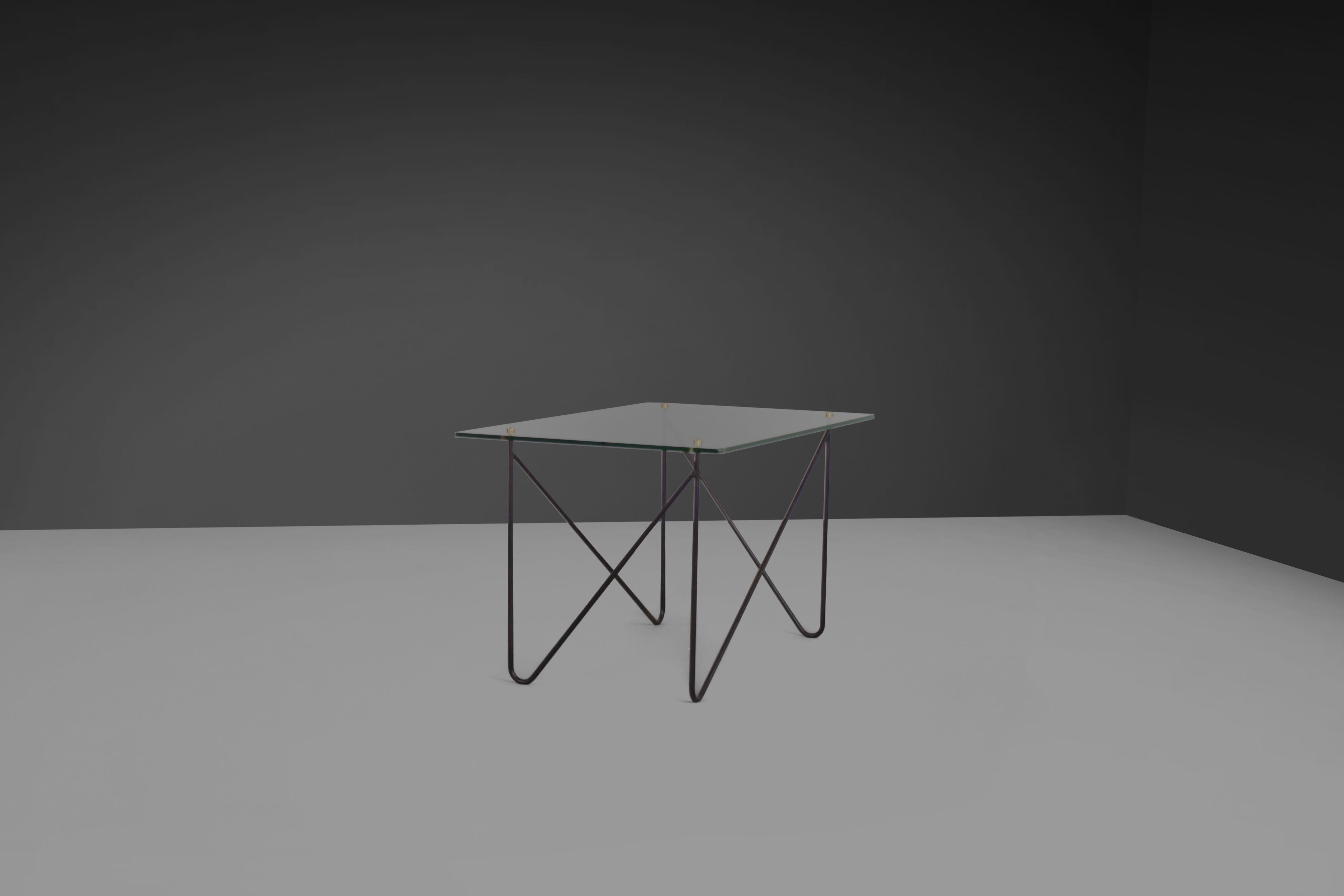 Magnifique table basse / table d'appoint en excellent état.

Fabriqué par Airborne en France dans les années 1950 

La table se compose d'un cadre en laiton laqué noir et d'un plateau en verre.

La partie supérieure est reliée à la base par 4 épis